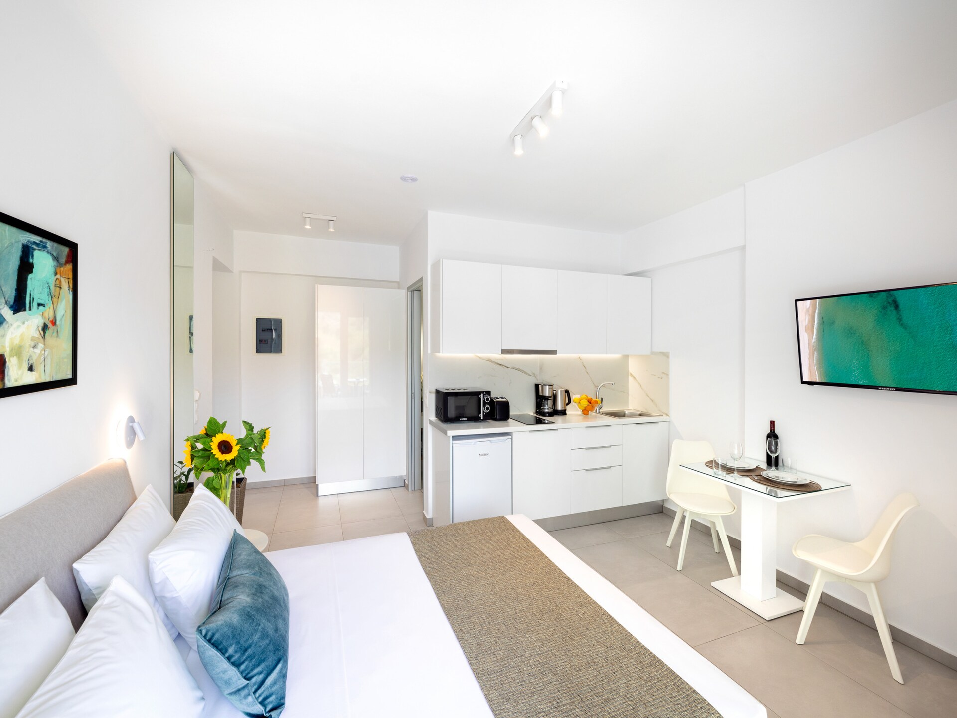 Moderne studio met zwembad en bergzicht op 300 meter van het strand - foto 6