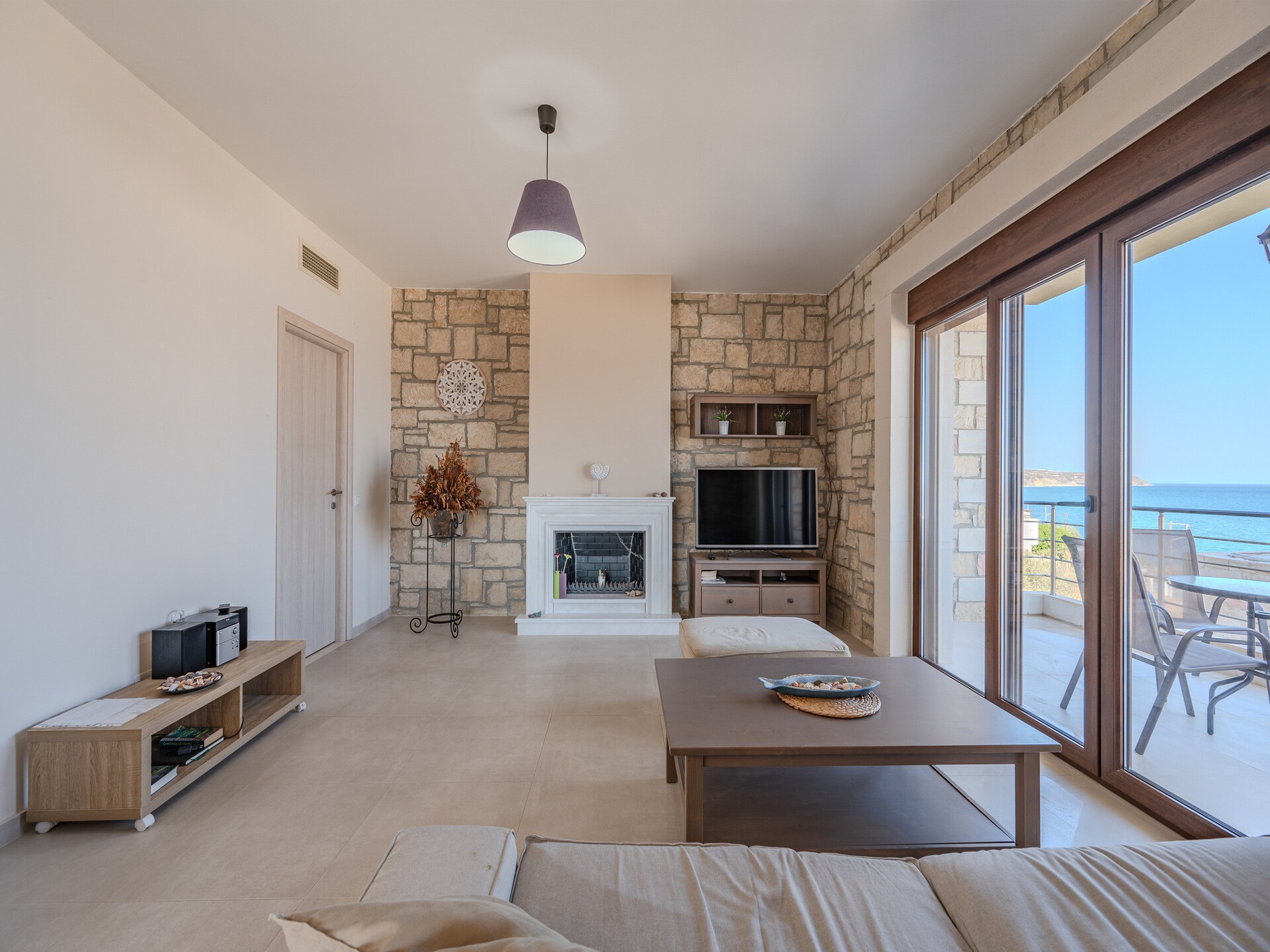 Zonovergoten villa op 50 meter van het strand in Keratokambos - foto 7