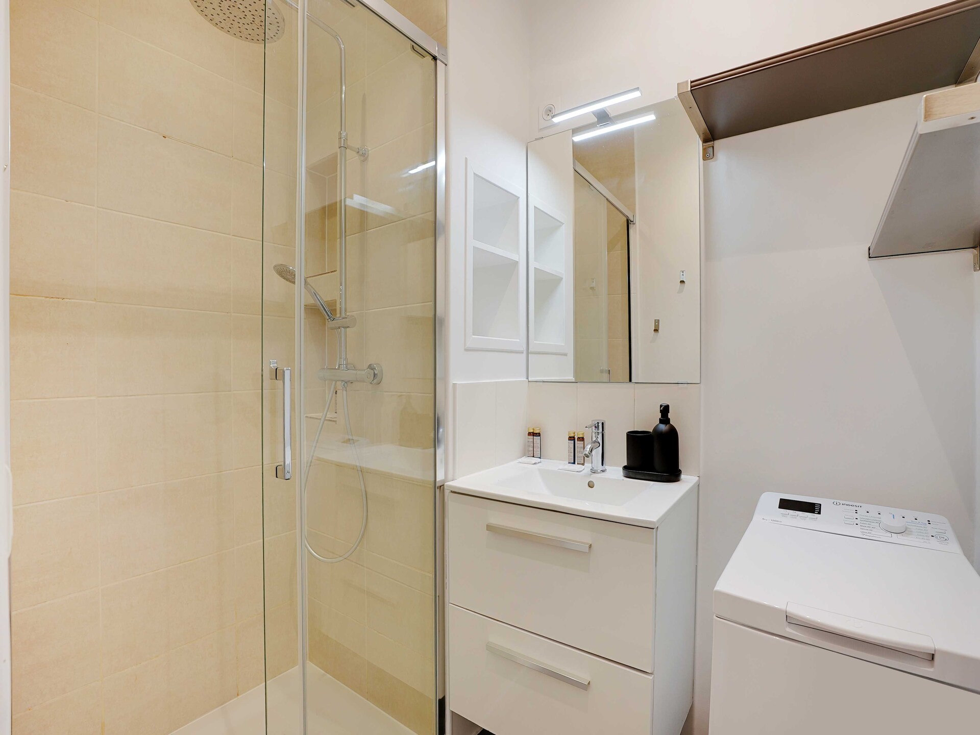 Licht appartement met 2 slaapkamers in het 14e arrondissement, vlakbij metro - foto 9