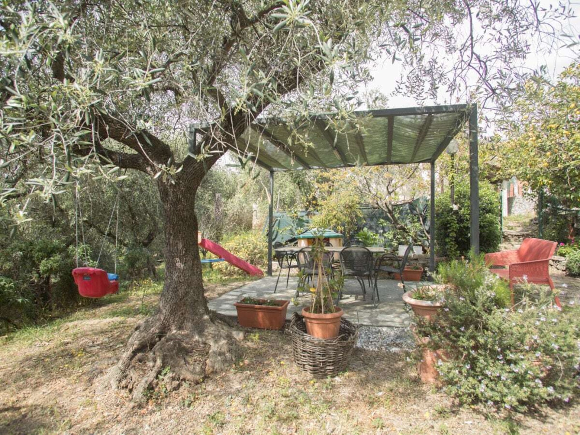 Gerenoveerd 18e-eeuws huis met tuin bij Diano San Pietro - foto 4
