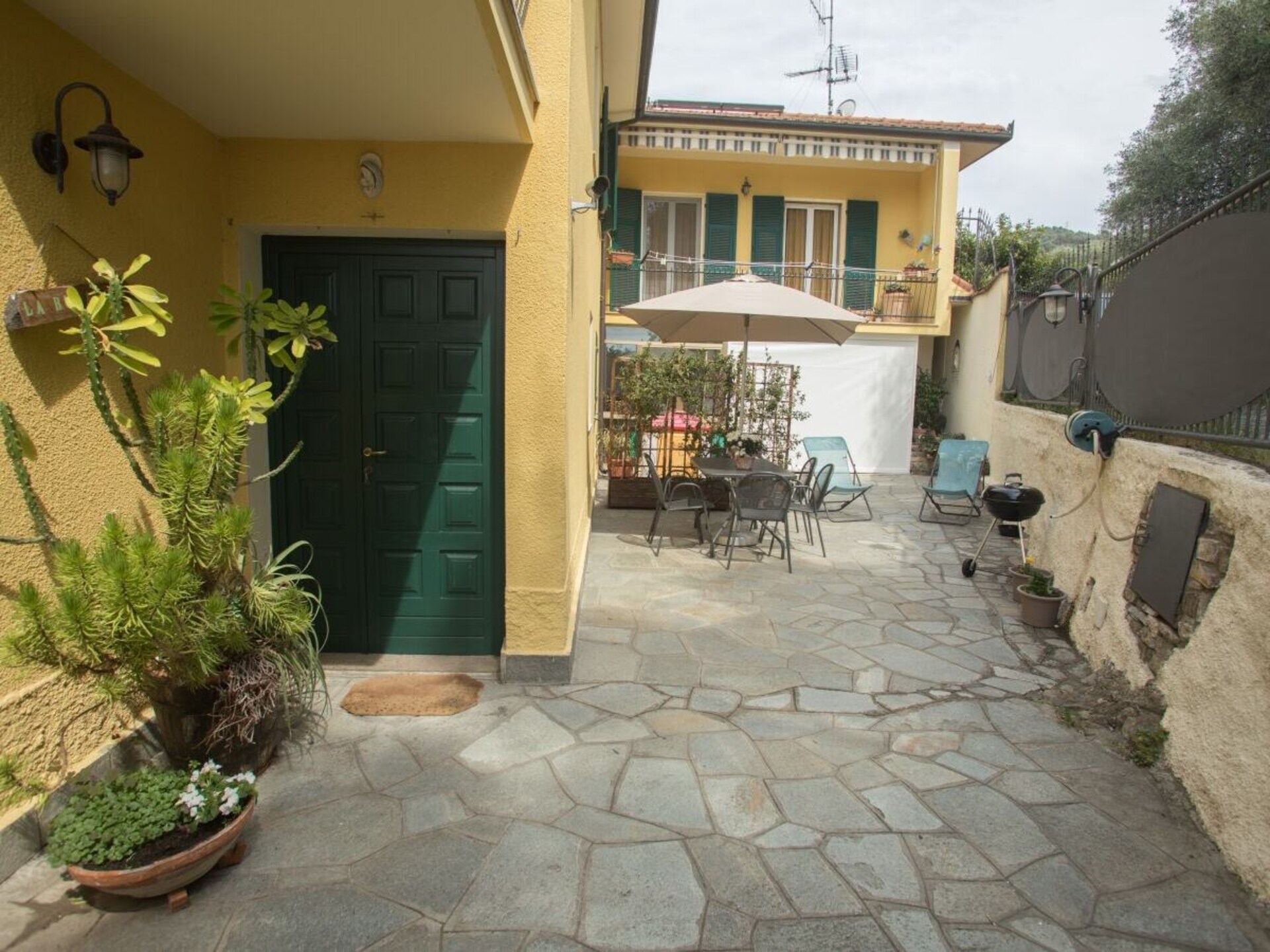 Gerenoveerd appartement met tuin en uitzicht op olijfgaarden bij Diano San Pietro - foto 1