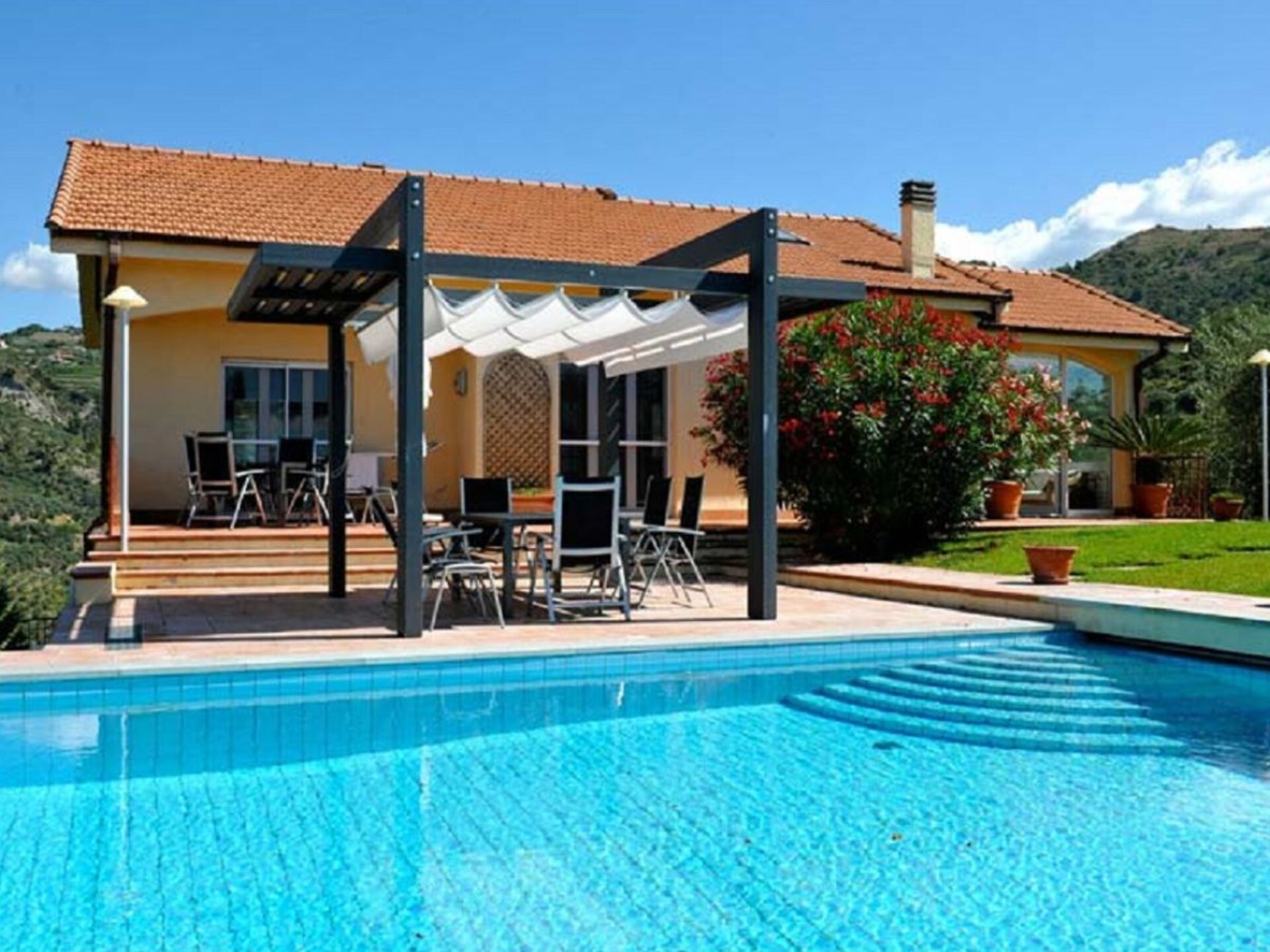 Ruime heuveltopvilla met sauna en zeezicht nabij Soldano - foto 4