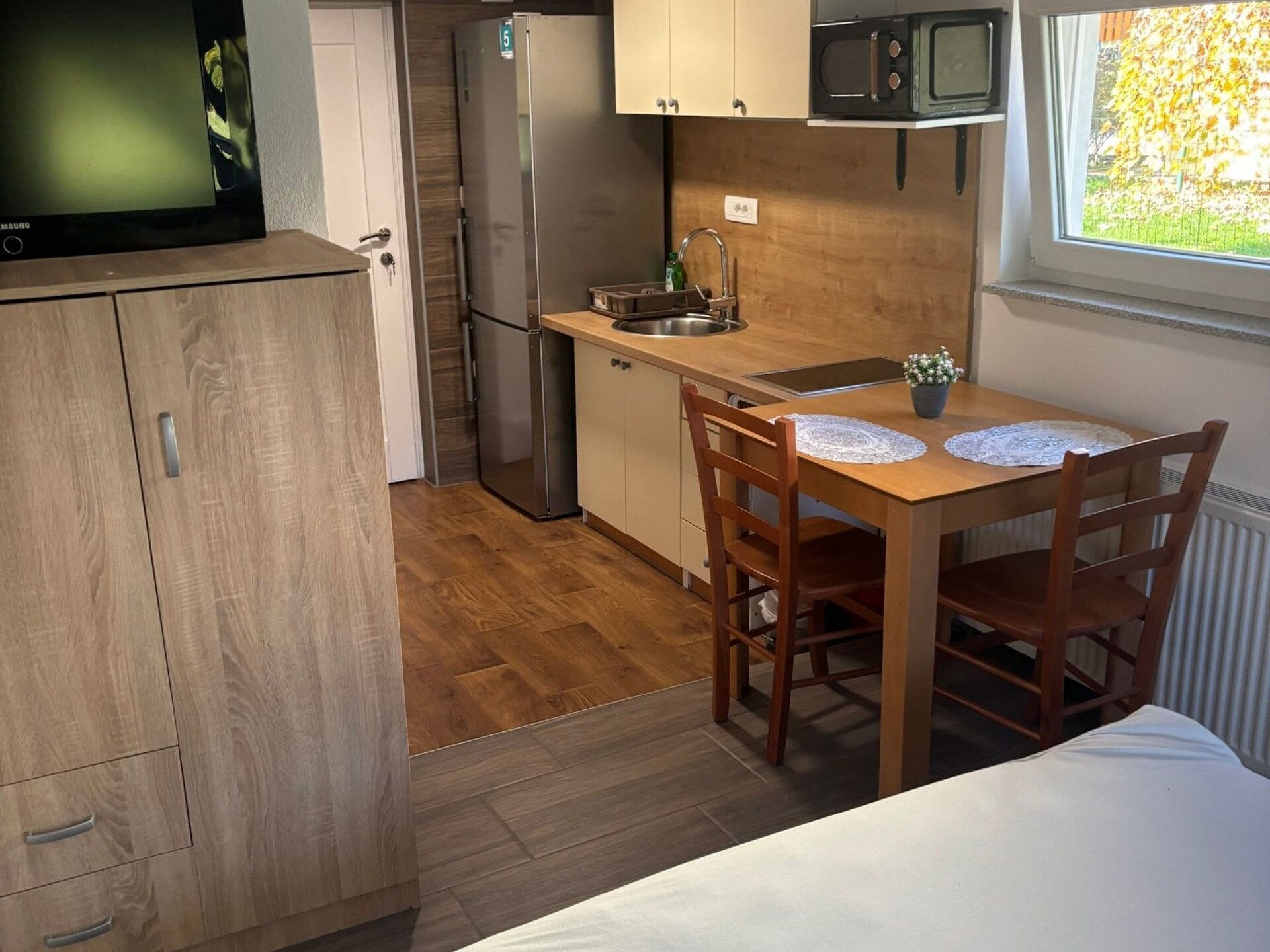 Knus studio-appartement in Žirovnica met uitzicht op de groene tuin - foto 7