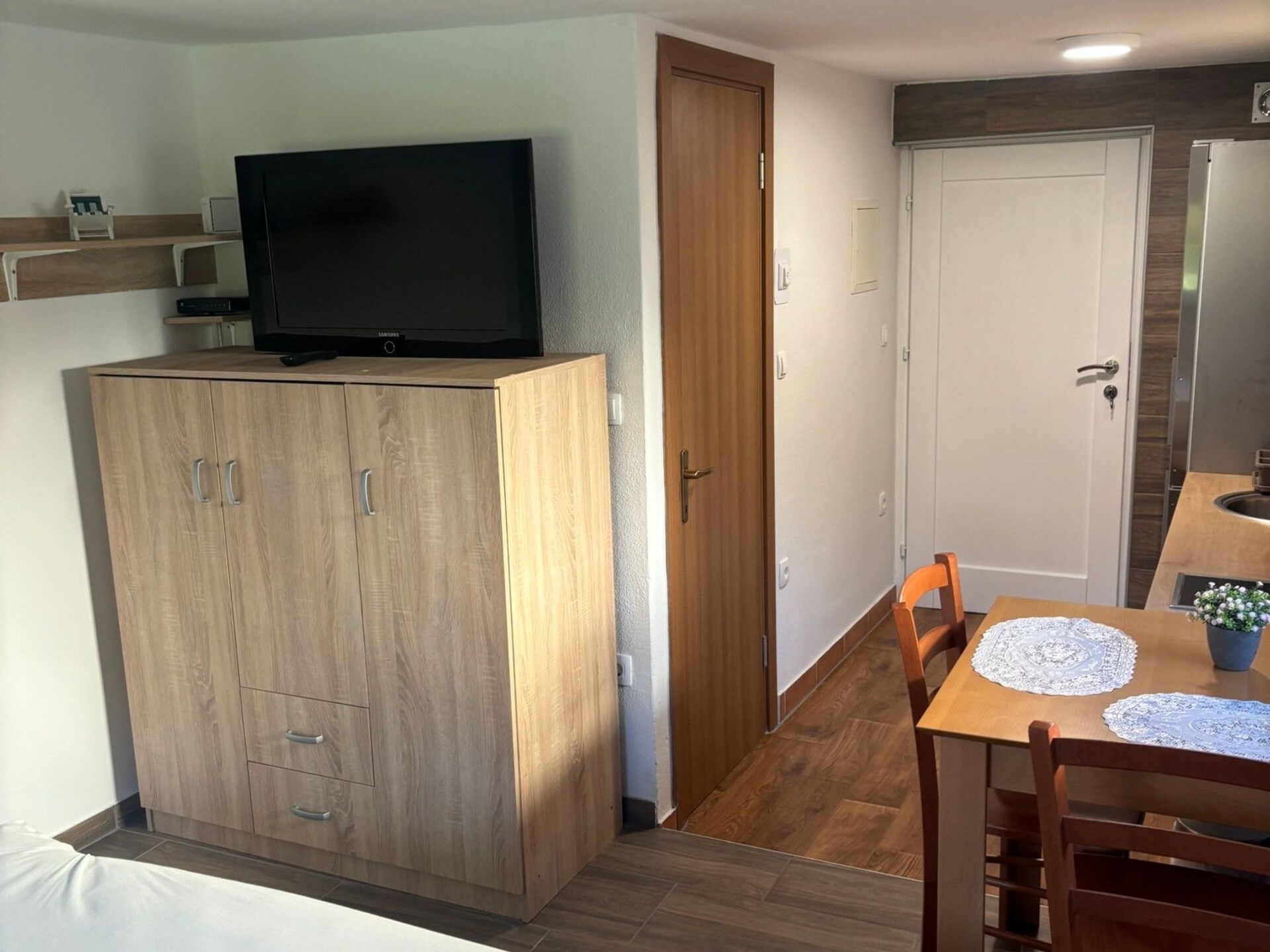 Knus studio-appartement in Žirovnica met uitzicht op de groene tuin - foto 5