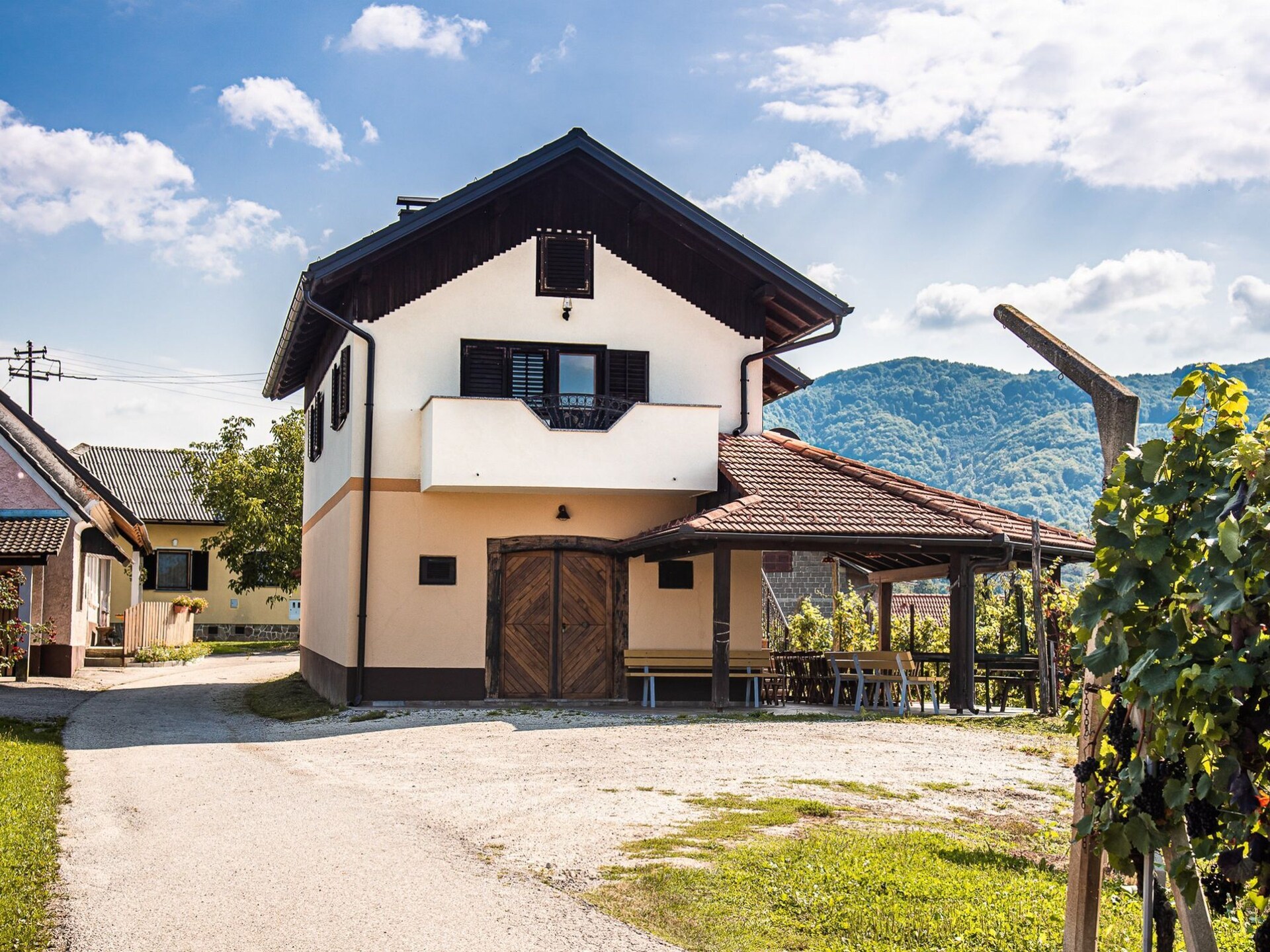 Vrijstaand vakantiehuis met bergzicht en rivier in Cerklje ob Krki - foto 25