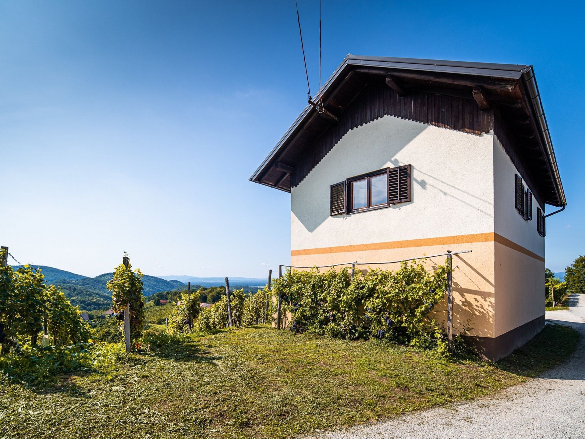 Vrijstaand vakantiehuis met bergzicht en rivier in Cerklje ob Krki - foto 28