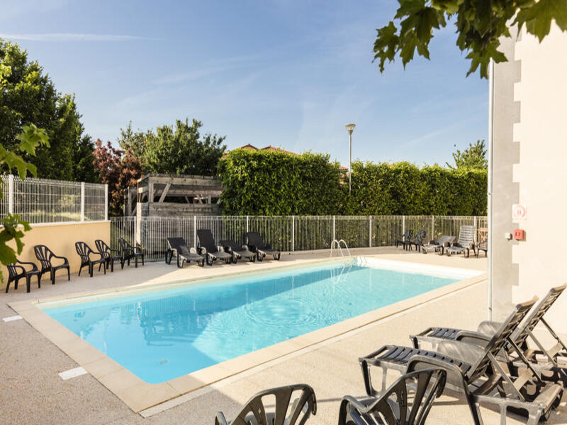 Ruim appartement voor 6 nabij Clermont-Ferrand met zwembad - foto 2