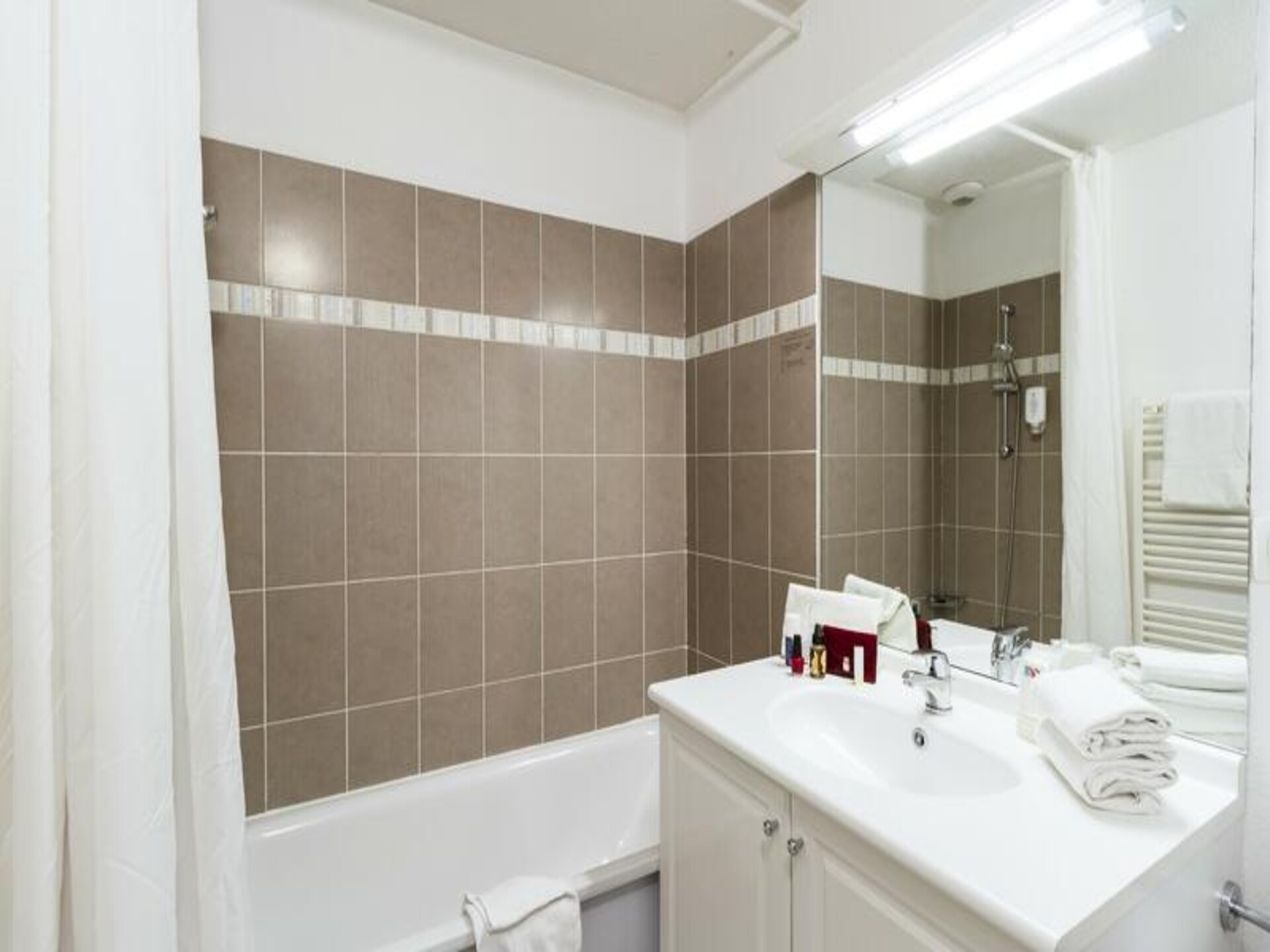 Ruim appartement voor 6 nabij Clermont-Ferrand met zwembad - foto 22
