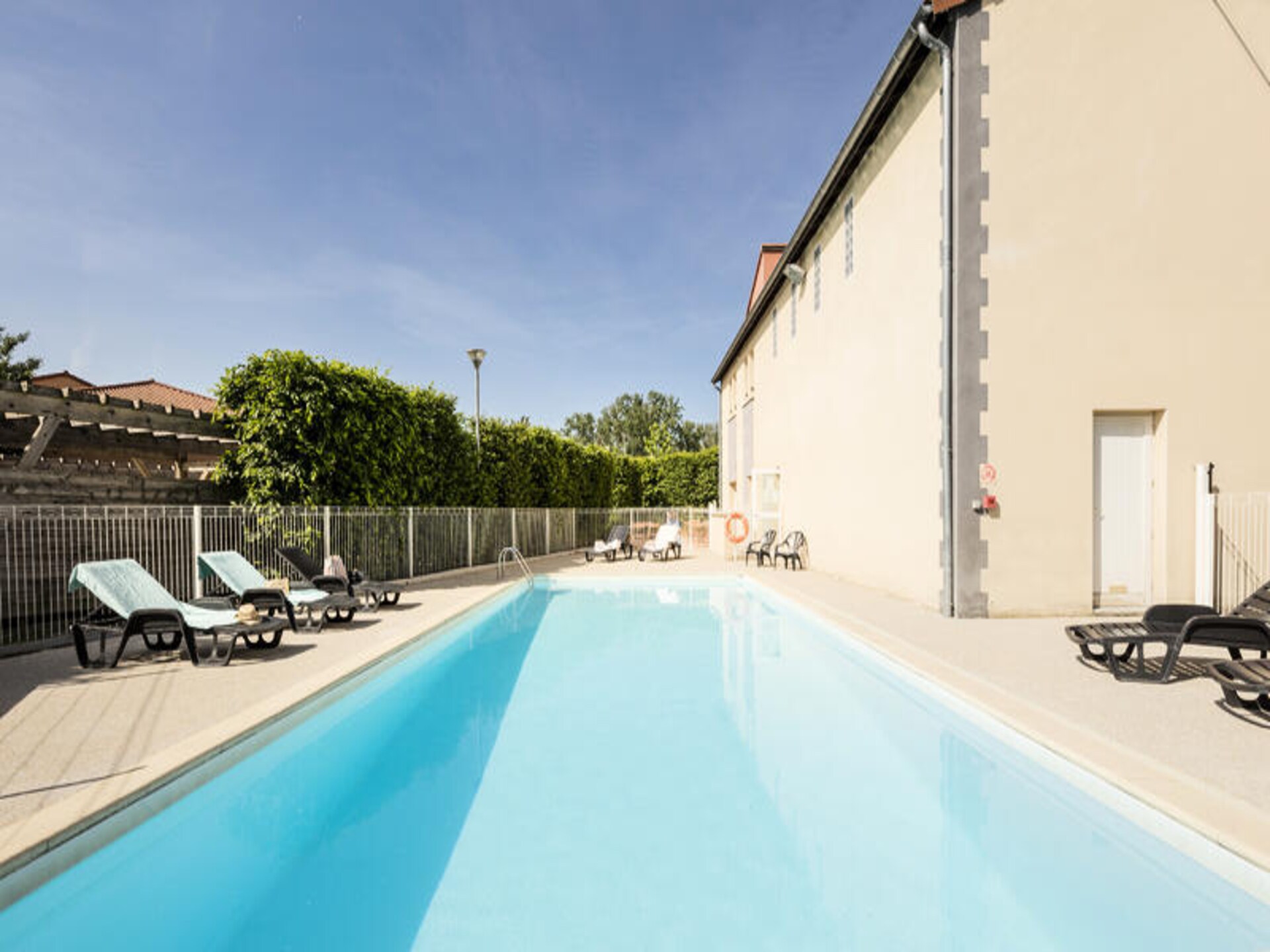 Ruim appartement voor 8 bij Clermont-Ferrand met zwembad - foto 3
