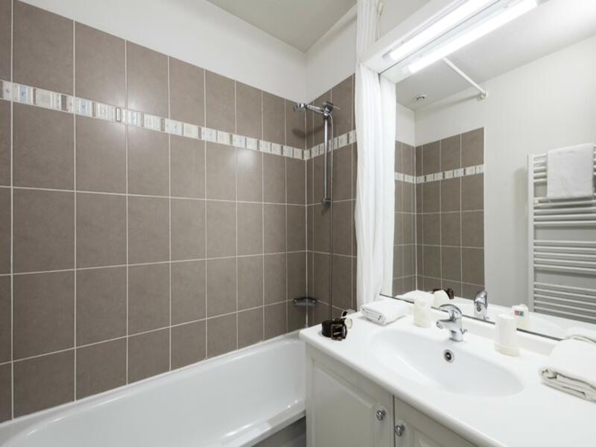 Ruim appartement voor 8 bij Clermont-Ferrand met zwembad - foto 21