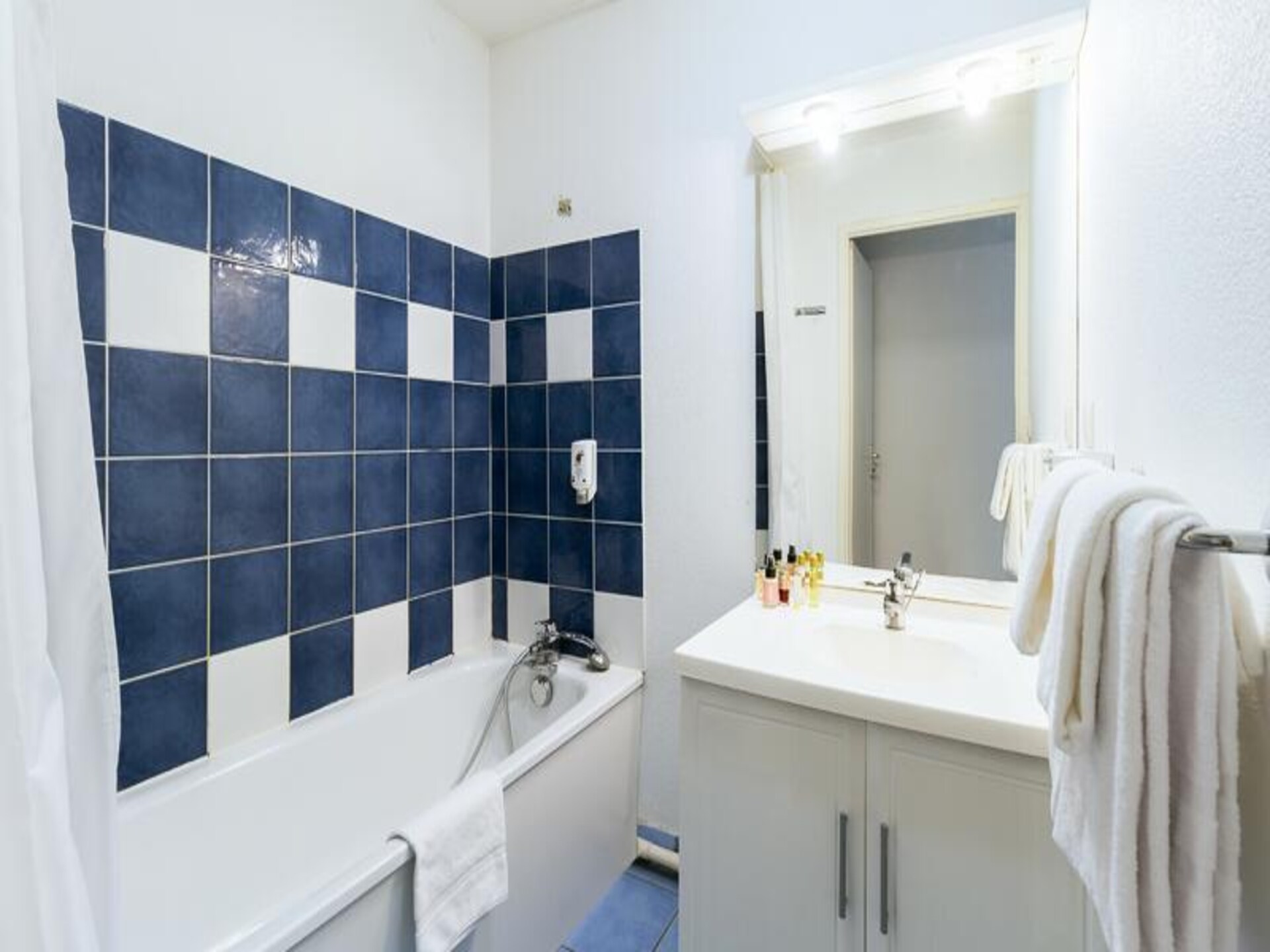 Ruim duplex appartement voor 8 personen bij Lyon met zwembad - foto 19