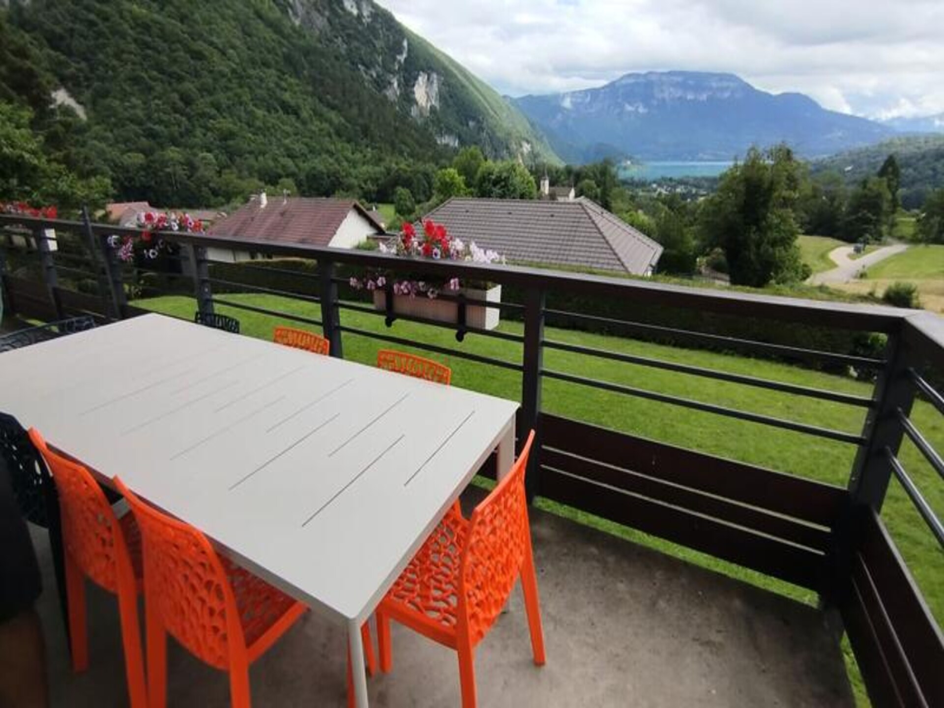 Sfeervol chalet met 5 slaapkamers en panorama op Lac d'Aiguebelette - foto 2