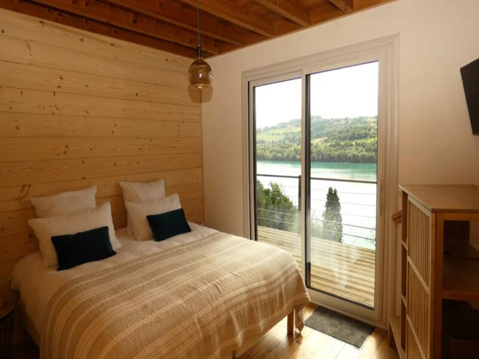 Romantisch chalet met panoramisch uitzicht op het meer van Paladru en privé-spa - foto 10