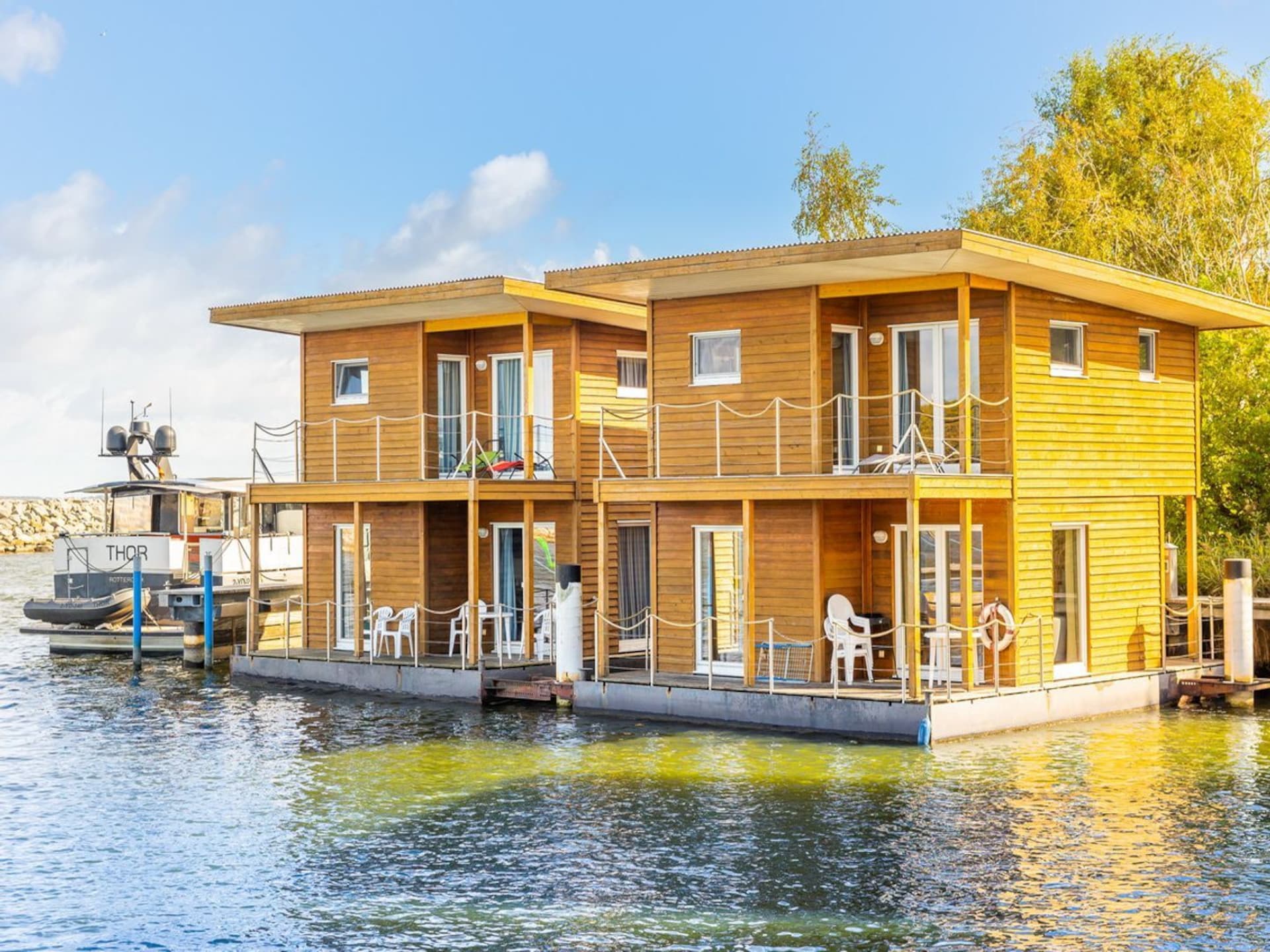 Op 500 m van zee: Unieke woonboot voor 4 personen in centrum Barth - foto 1