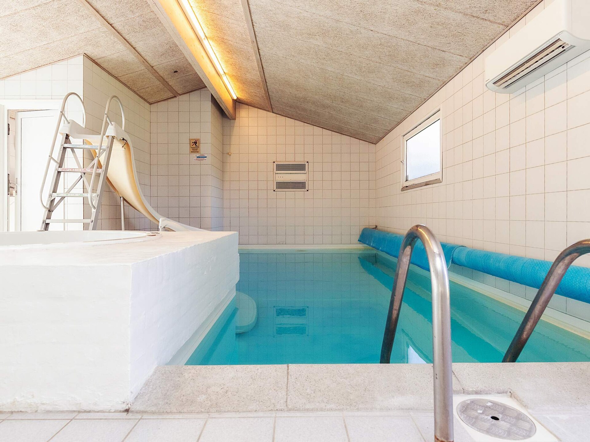 Ruim vakantiehuis met privé-zwembad, sauna en whirlpool op 1 km van strand - foto 6