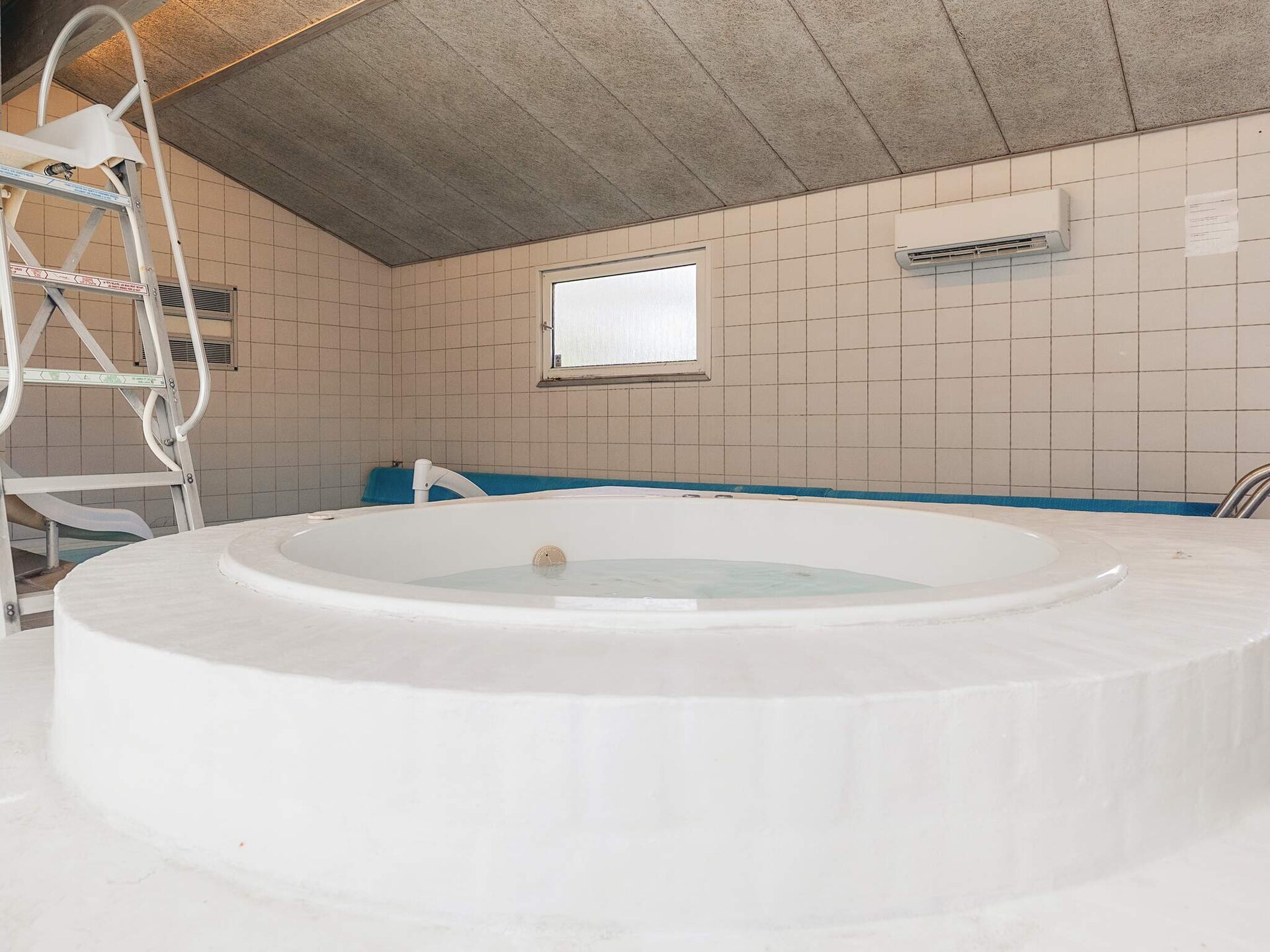 Ruim vakantiehuis met privé-zwembad, sauna en whirlpool op 1 km van strand - foto 7