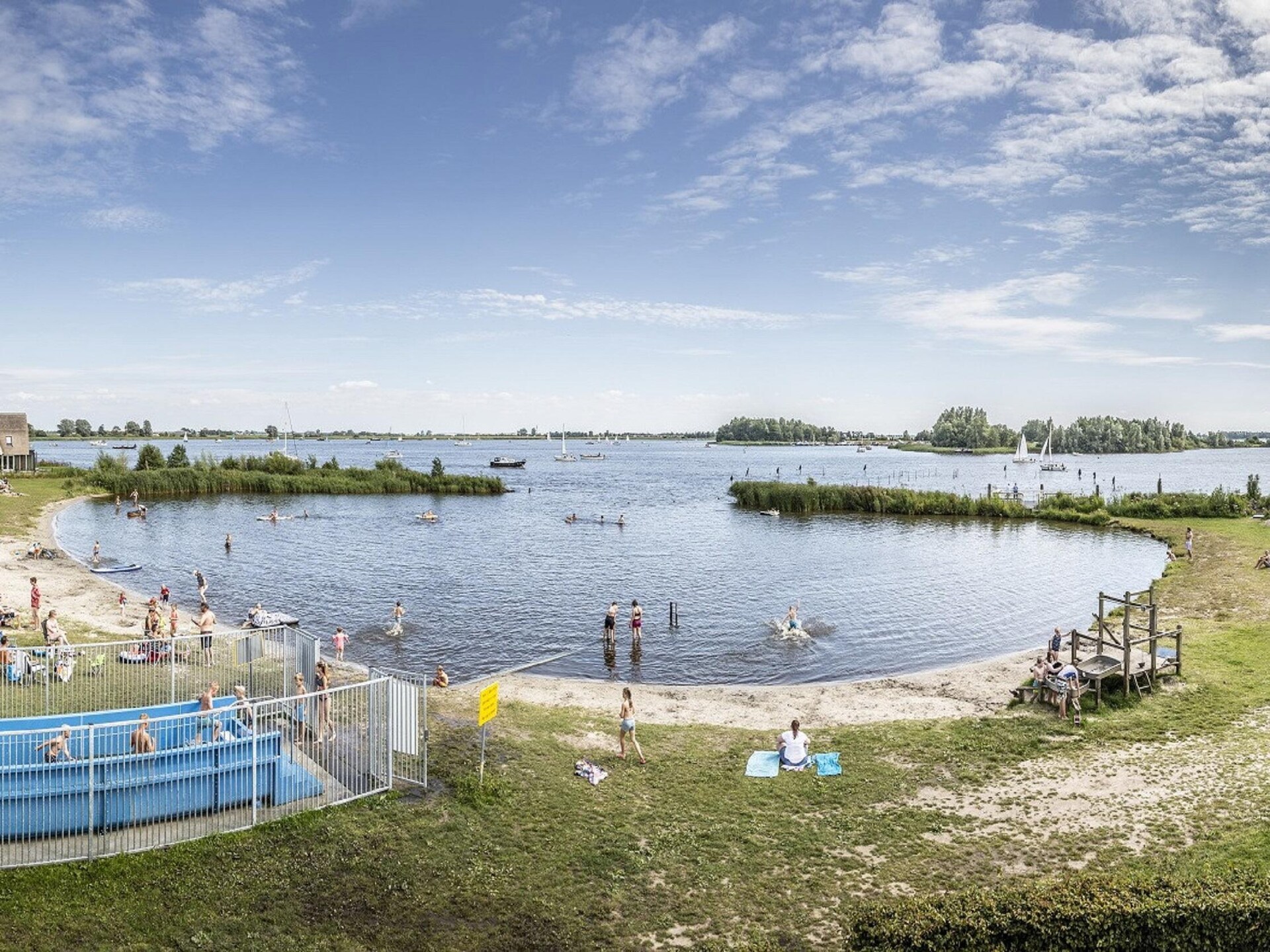 Luxe waterlodges in pittoreske jachthaven van Heeg – slapen op het water - foto 24