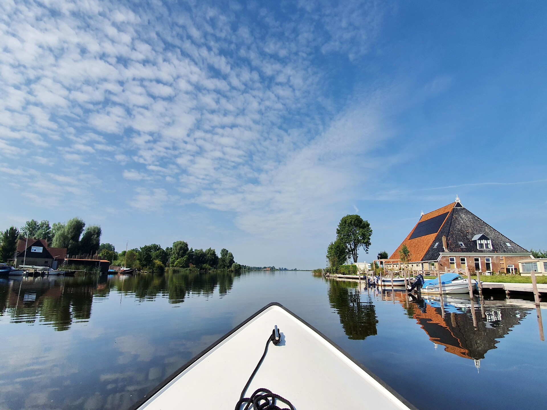 Luxe waterlodges in pittoreske jachthaven van Heeg – slapen op het water - foto 25