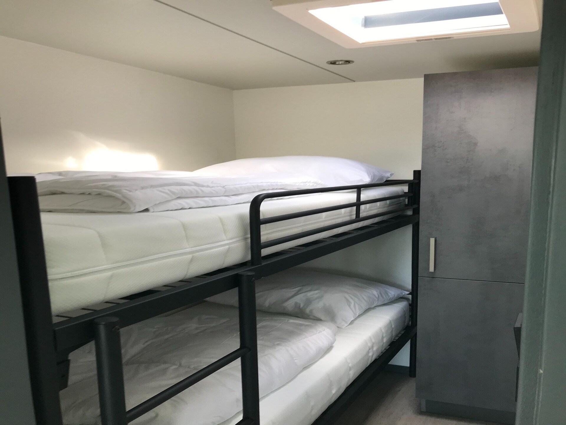 Luxe waterlodges in pittoreske jachthaven van Heeg – slapen op het water - foto 14
