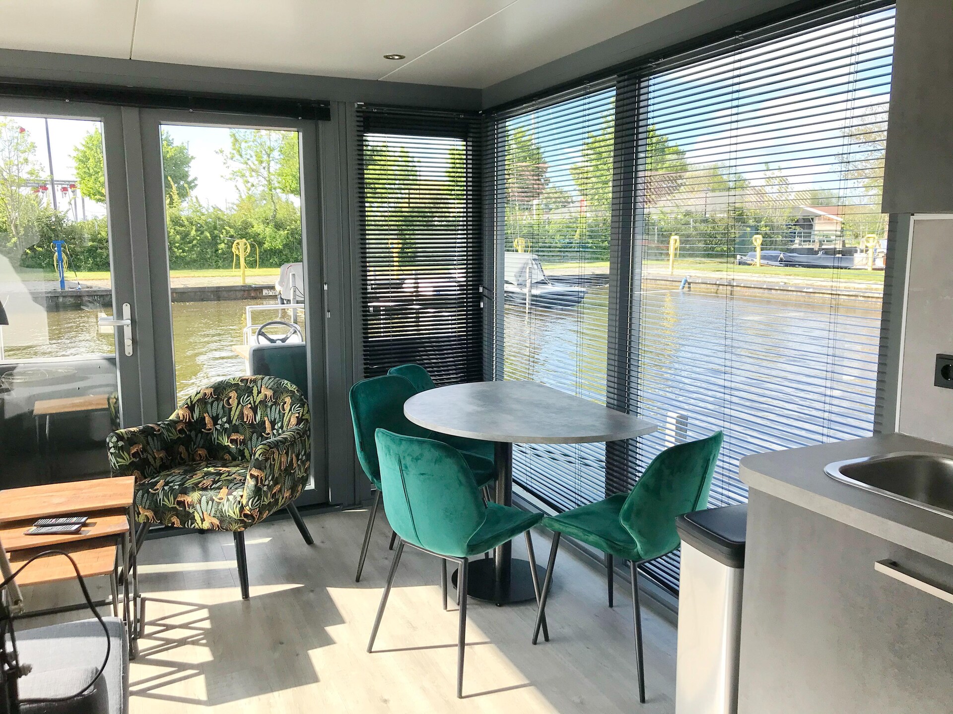 Luxe waterlodges in pittoreske jachthaven van Heeg – slapen op het water - foto 7