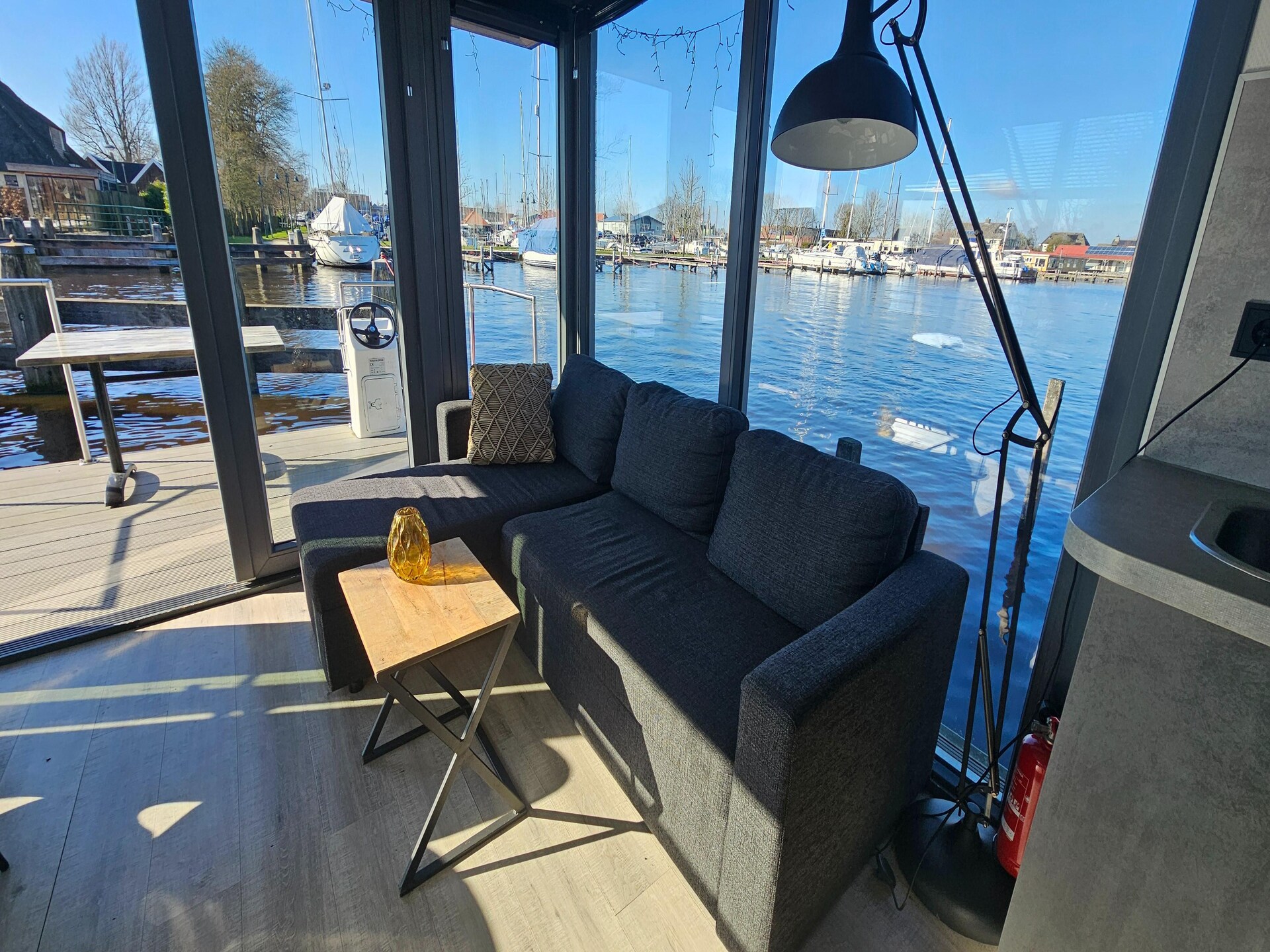 Luxe waterlodges in pittoreske jachthaven van Heeg – slapen op het water - foto 9