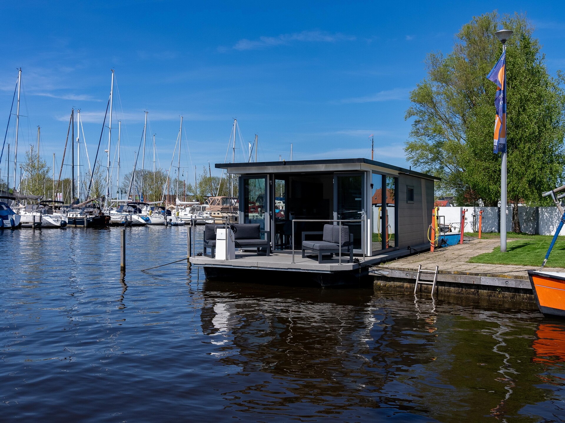 Luxe waterlodges in pittoreske jachthaven van Heeg – slapen op het water - foto 3