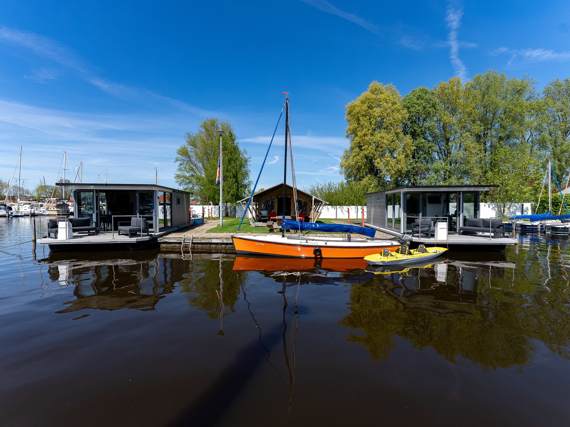 Luxe waterlodges in pittoreske jachthaven van Heeg – slapen op het water - foto 2