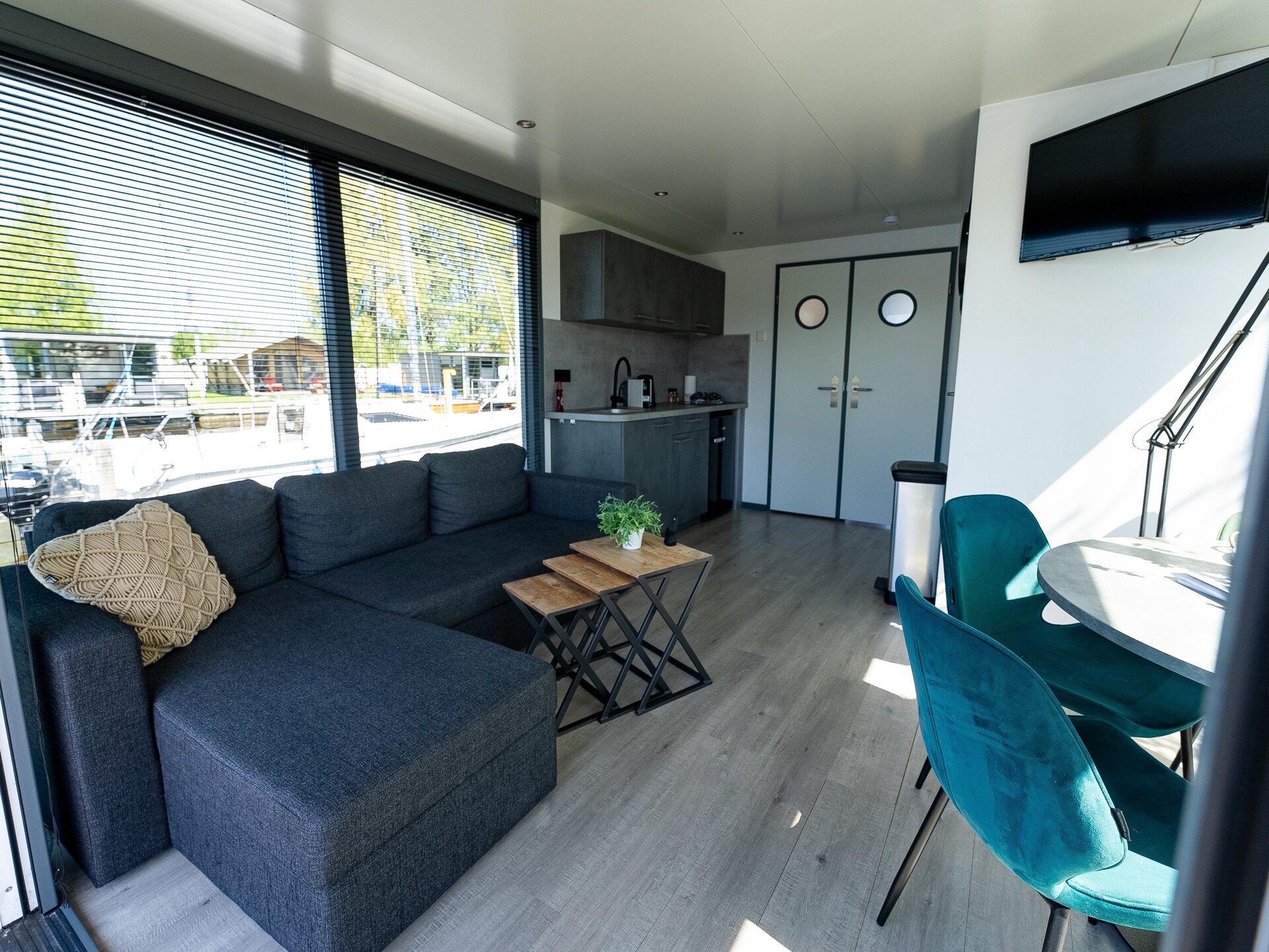 Luxe waterlodges in pittoreske jachthaven van Heeg – slapen op het water - foto 6
