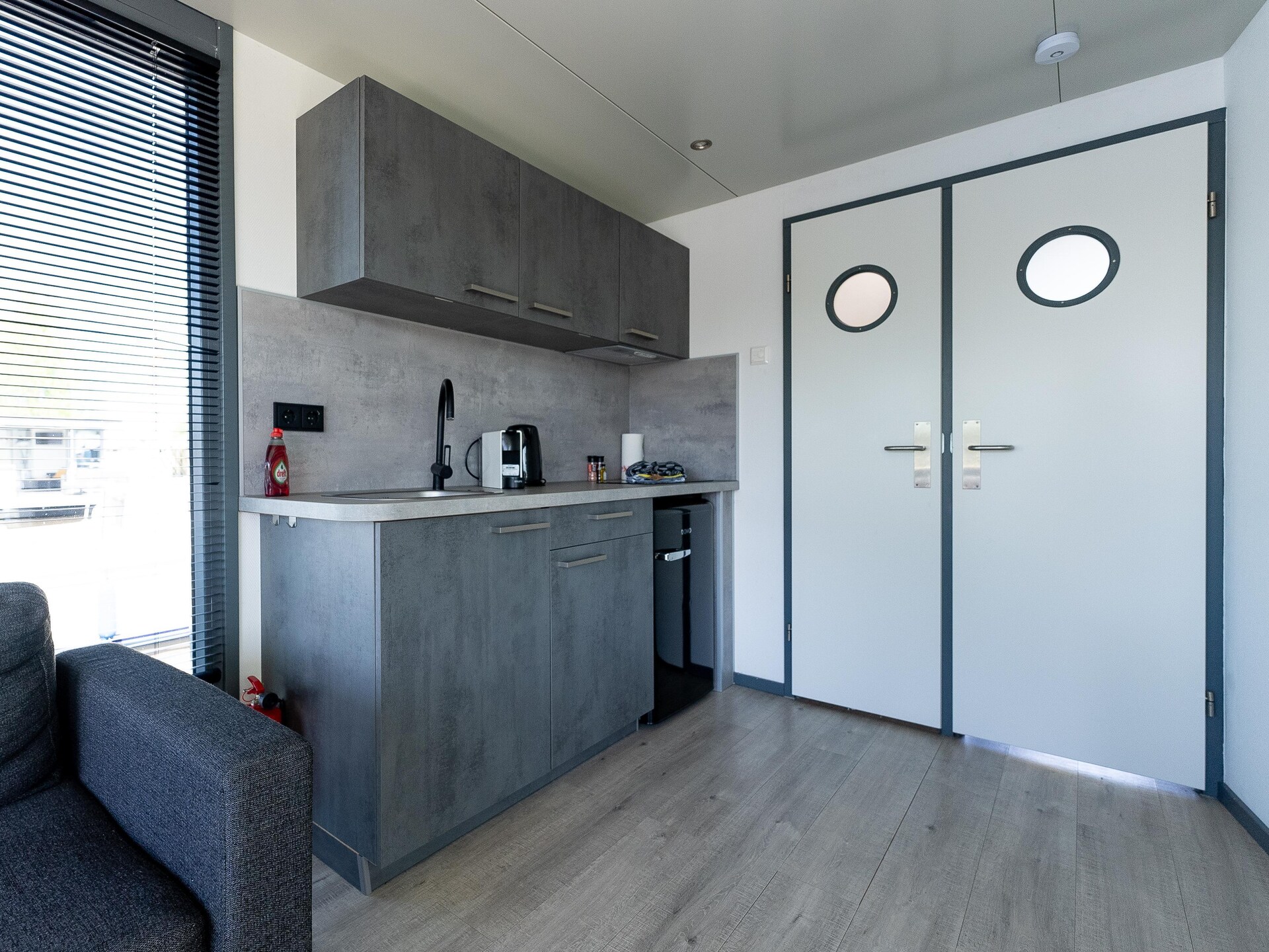 Luxe waterlodges in pittoreske jachthaven van Heeg – slapen op het water - foto 12