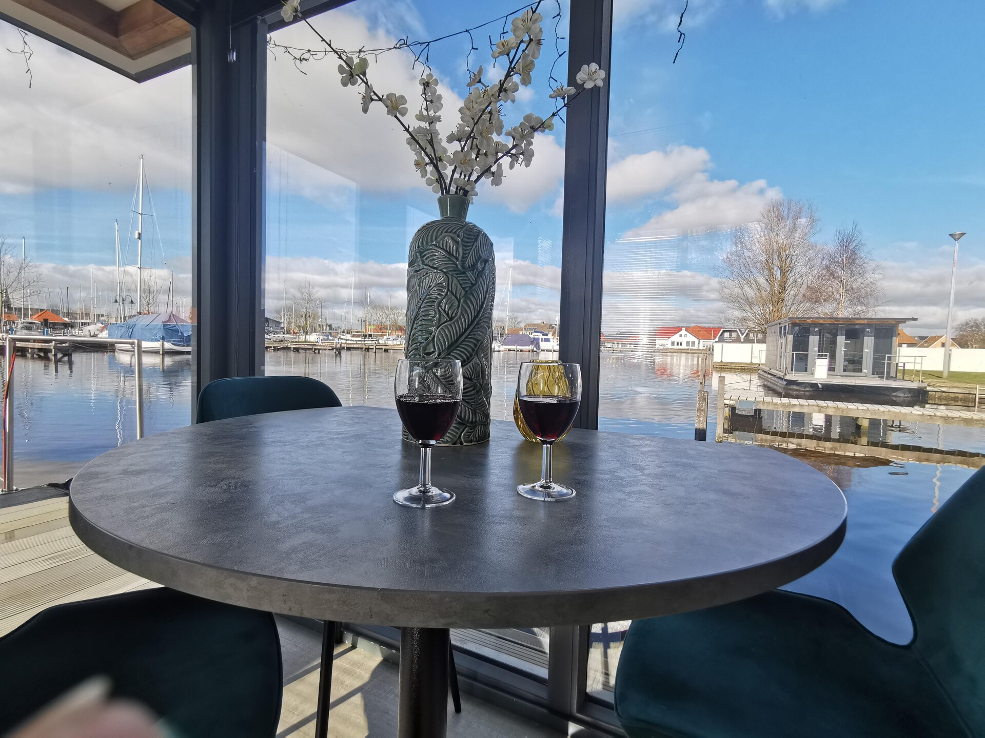 Luxe waterlodges in pittoreske jachthaven van Heeg – slapen op het water - foto 8