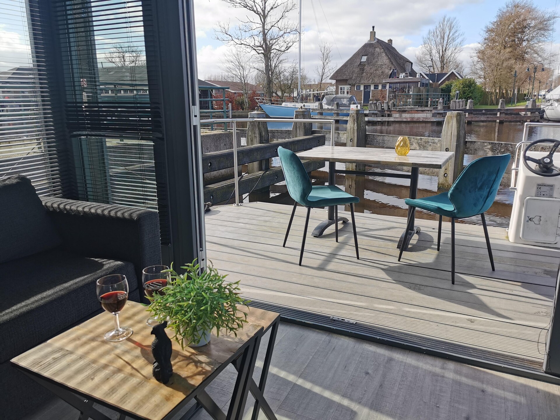 Luxe waterlodges in pittoreske jachthaven van Heeg – slapen op het water - foto 20