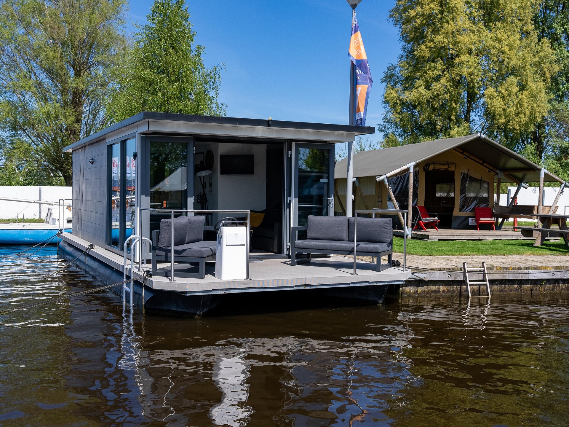 Luxe waterlodges in pittoreske jachthaven van Heeg – slapen op het water - foto 4