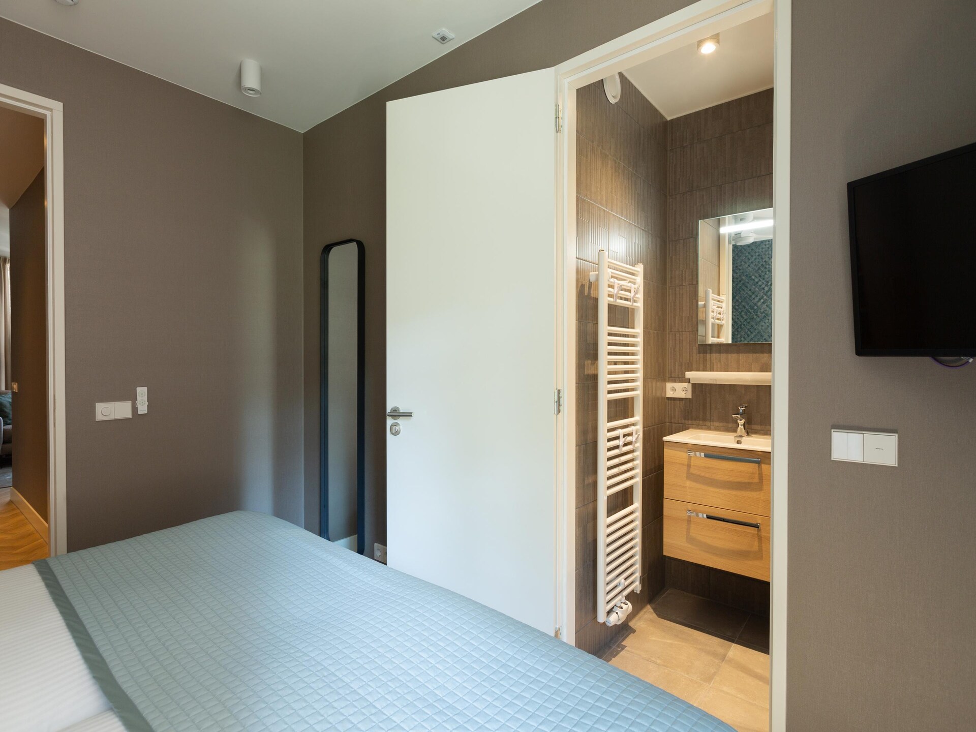 Stijlvol appartement met grachtenuitzicht in levendige Haagse wijk - foto 30