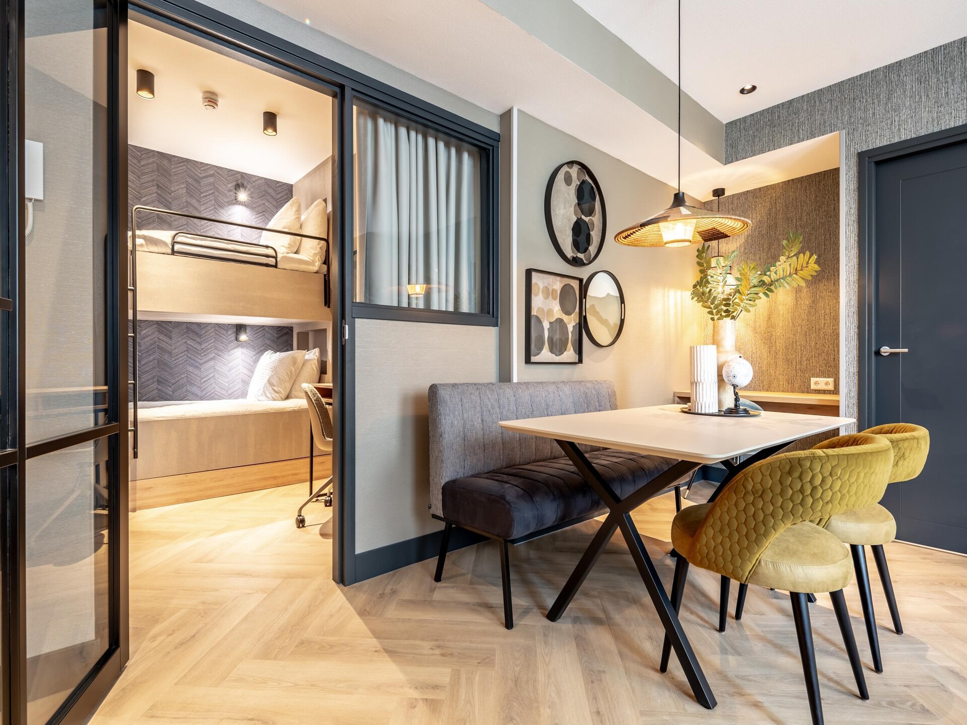 Stijlvol gezinsappartement in hartje Delft met tuin en airco - foto 5