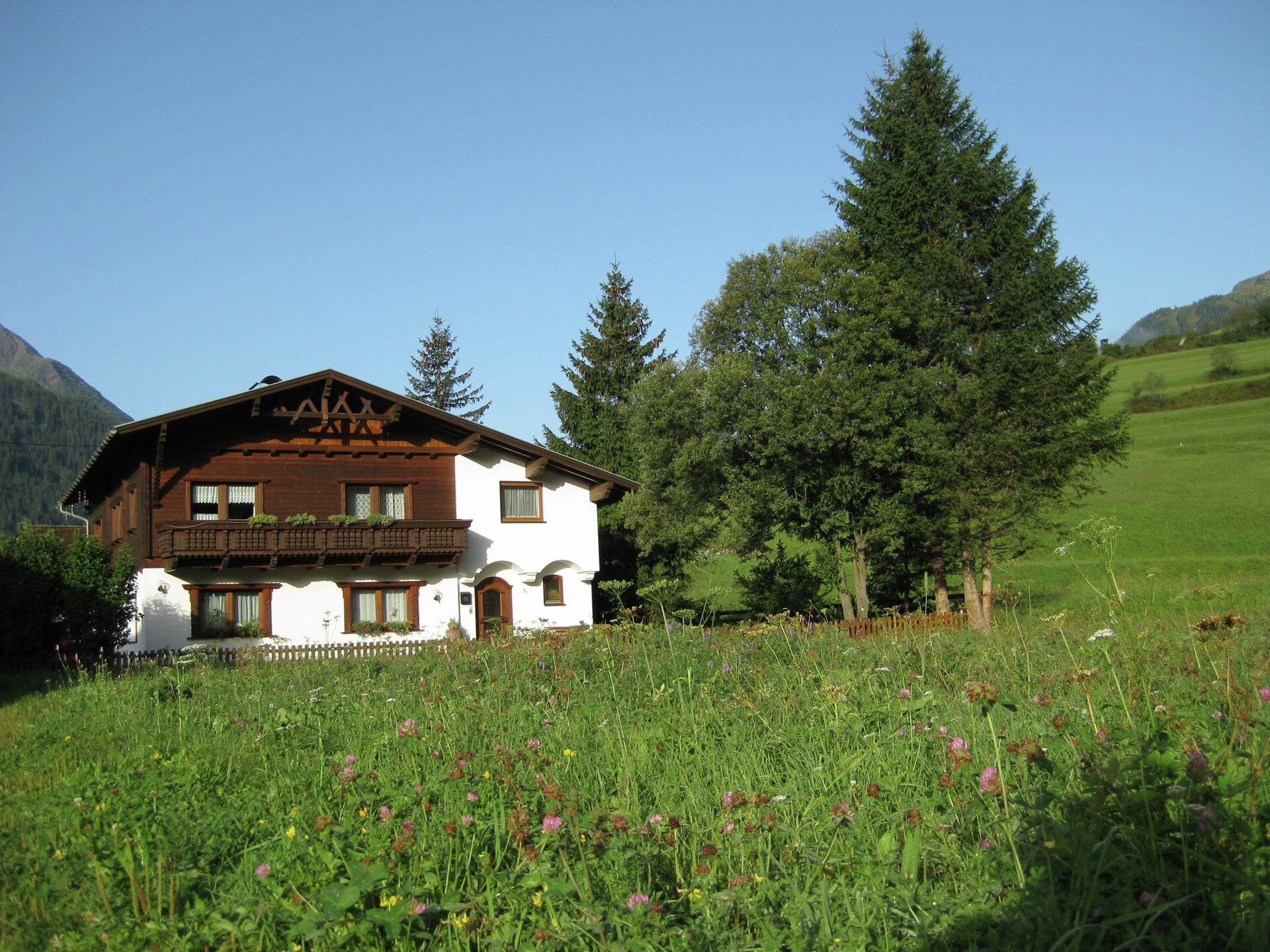 Op 1,0 km van centrum: Ruim appartement aan de piste in Pettneu - foto 3