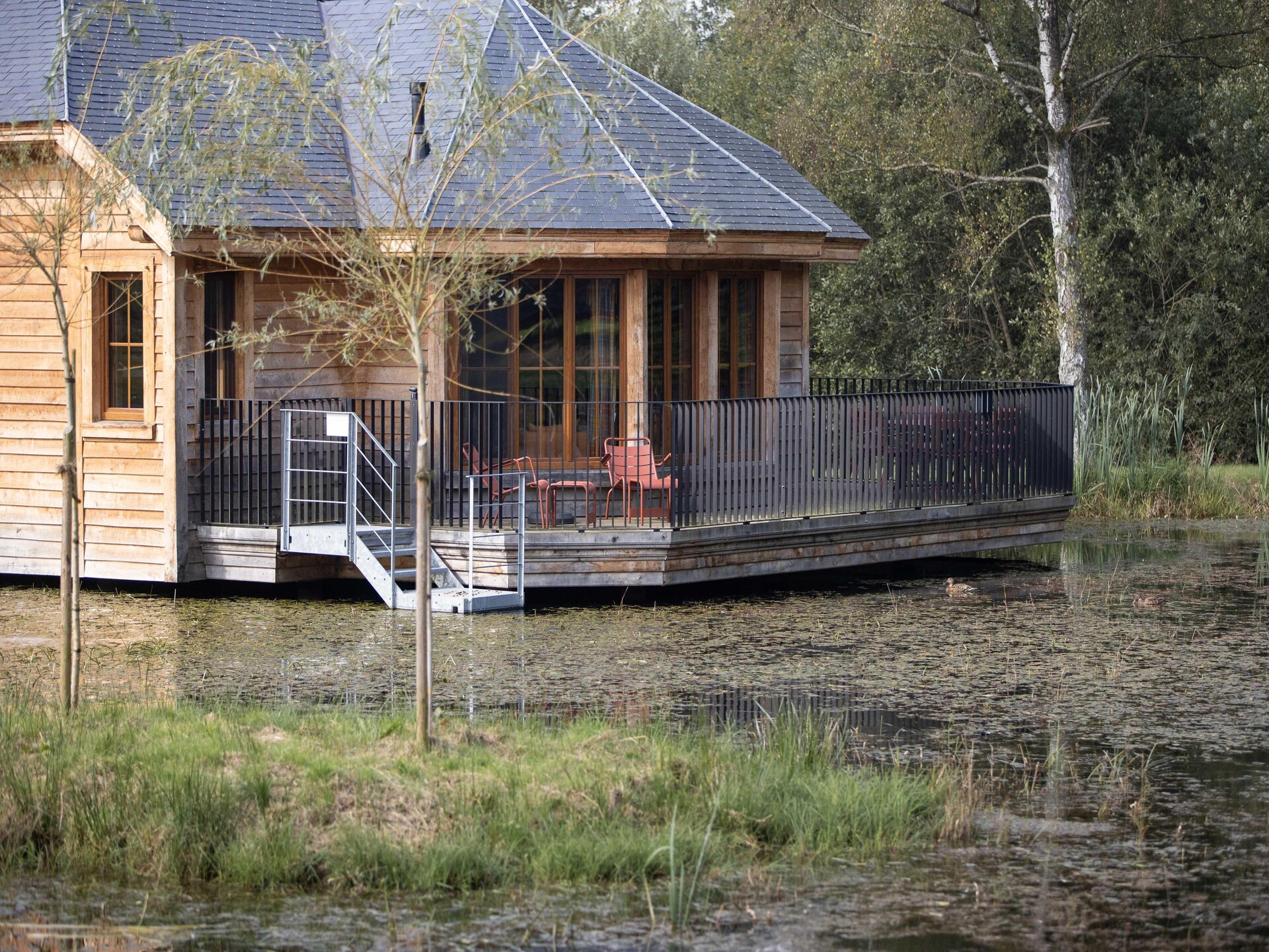 Knusse houten vakantiehut aan het water in Vencimont, Ardennen - foto 1