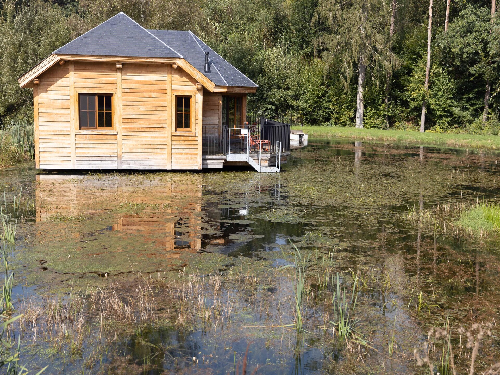 Knusse houten vakantiehut aan het water in Vencimont, Ardennen - foto 10