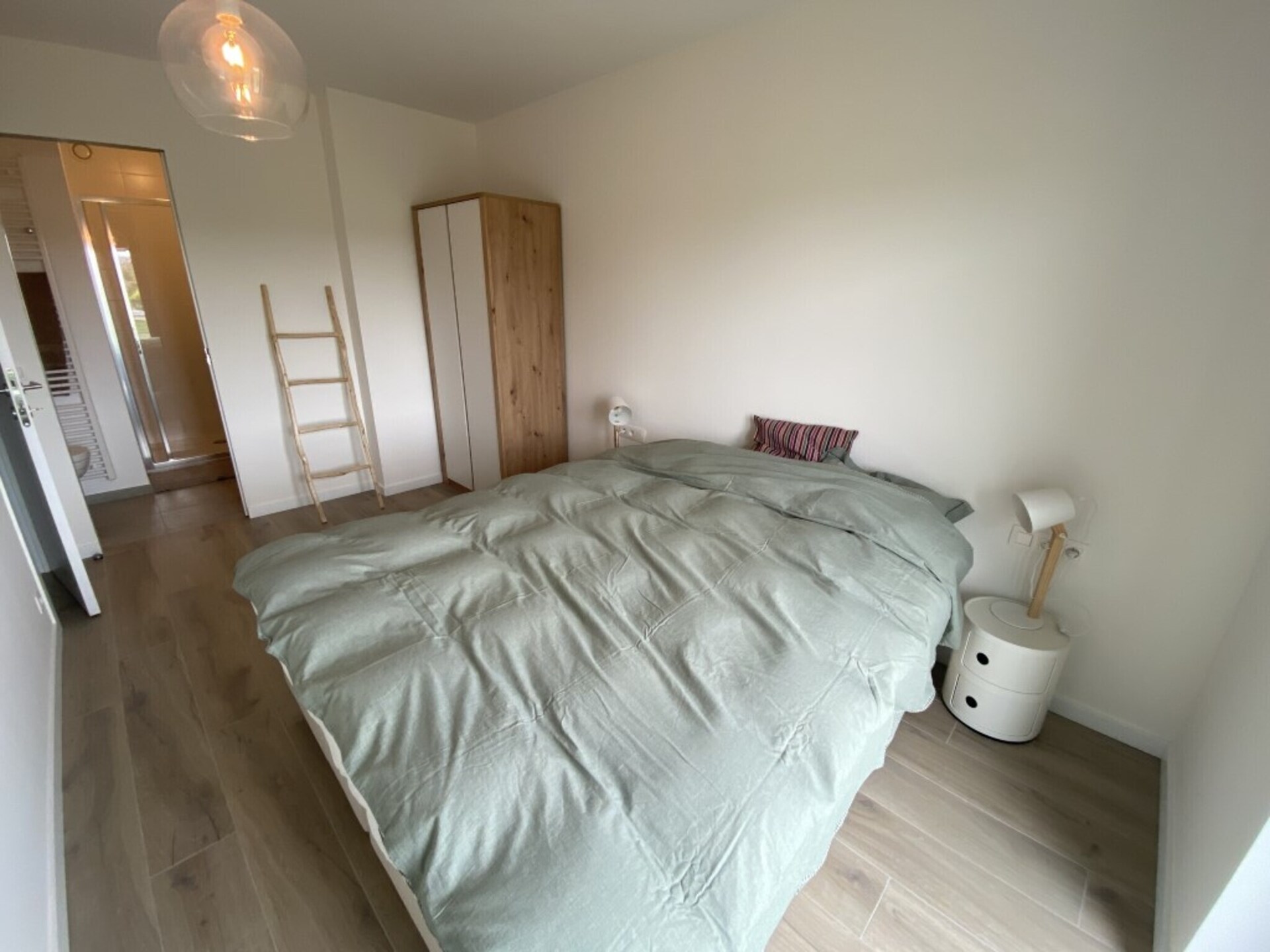 Licht appartement met 2 badkamers, terras en privéparking nabij het meer - foto 3