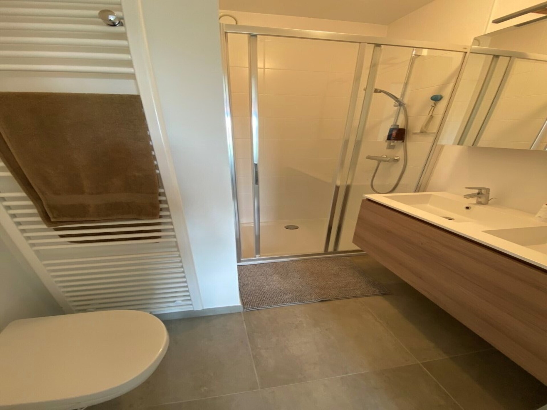 Licht appartement met 2 badkamers, terras en privéparking nabij het meer - foto 9