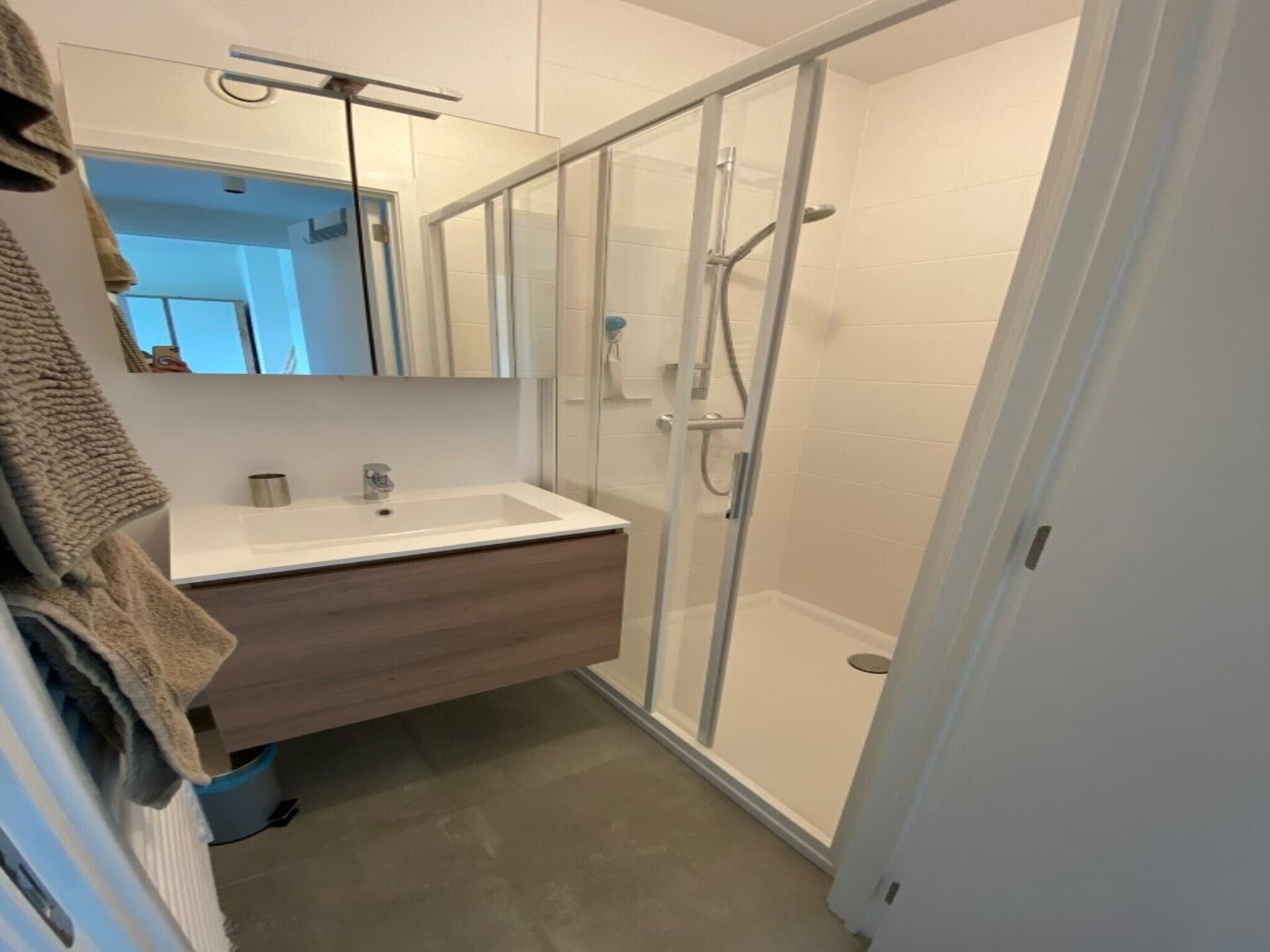 Licht appartement met 2 badkamers, terras en privéparking nabij het meer - foto 10