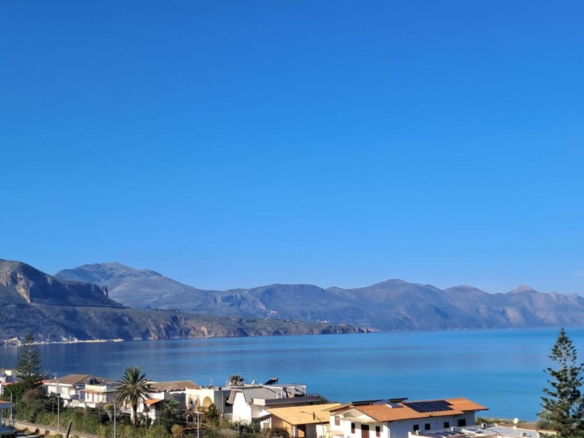 Appartement aan zee met panoramisch balkon in Alcamo, 80m van het strand - foto 23