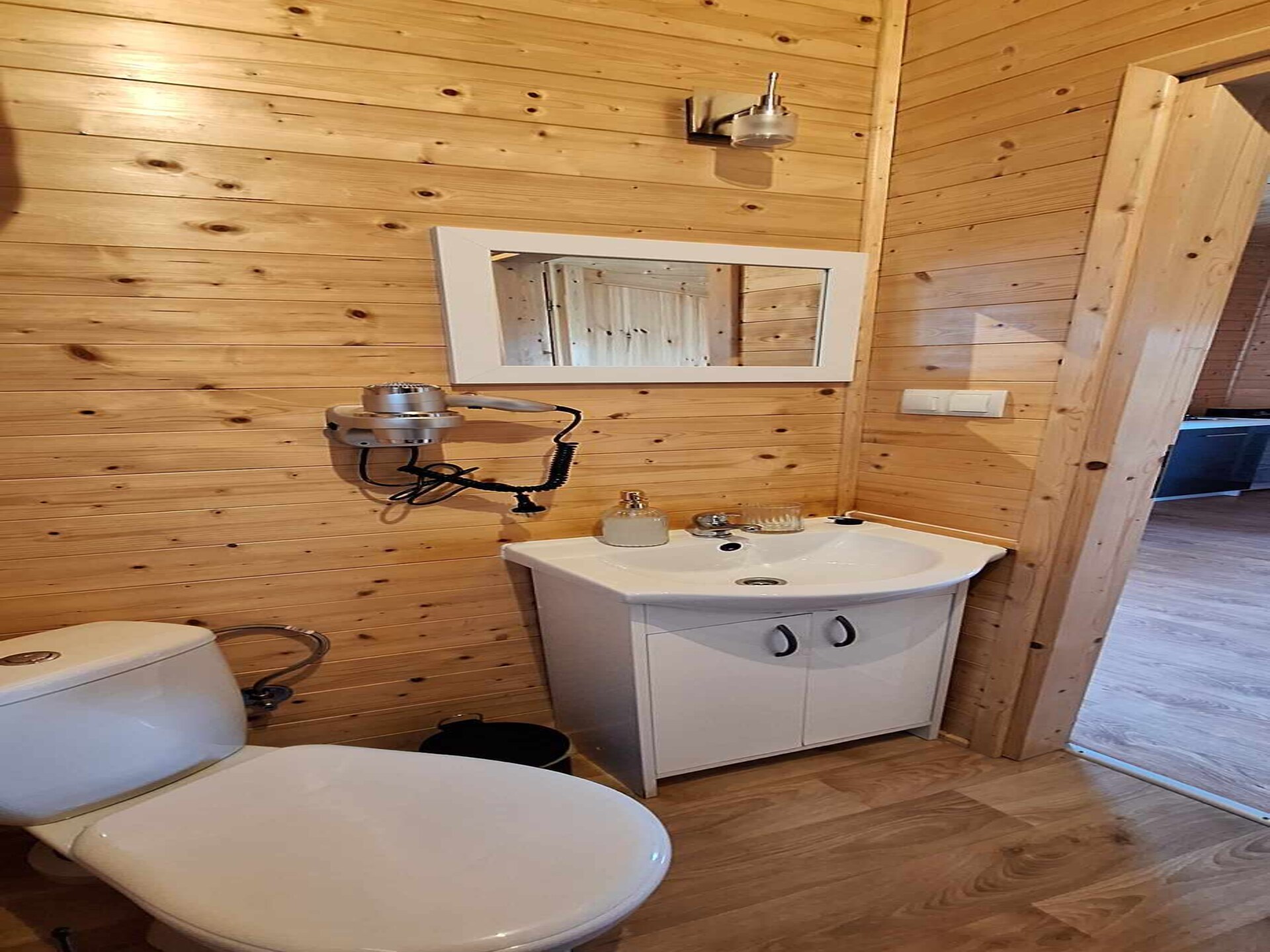 Gelijkvloers vakantiehuis voor 4 in bosrijke omgeving, 140m van strand in Chłopy - foto 9