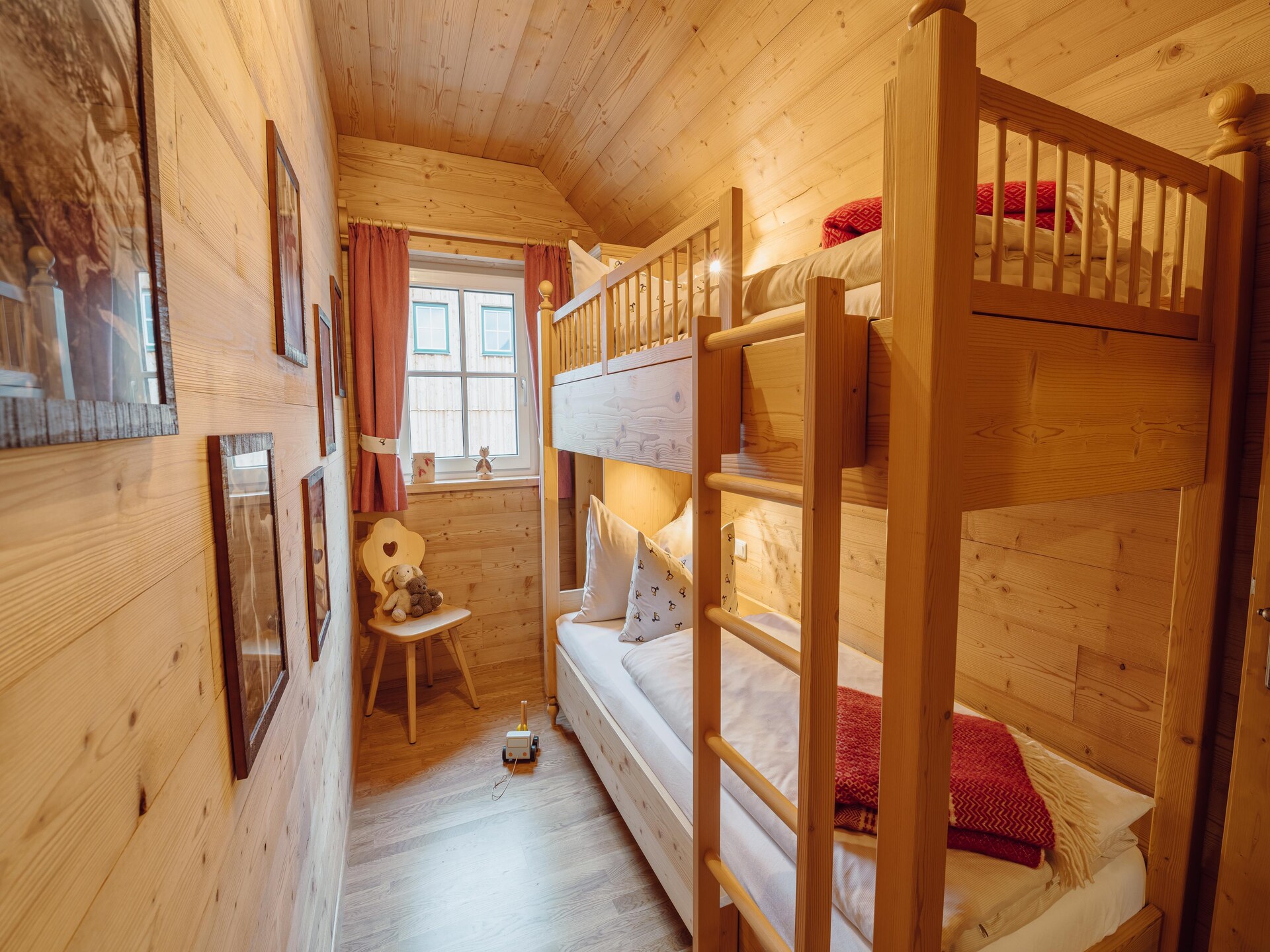 Ruim chalet voor 8 aan de Grundlsee met sauna en uitzicht op het bos - foto 12