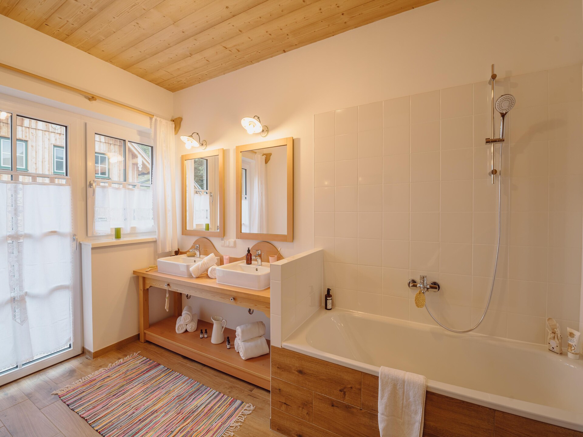 Ruim chalet voor 8 aan de Grundlsee met sauna en uitzicht op het bos - foto 15