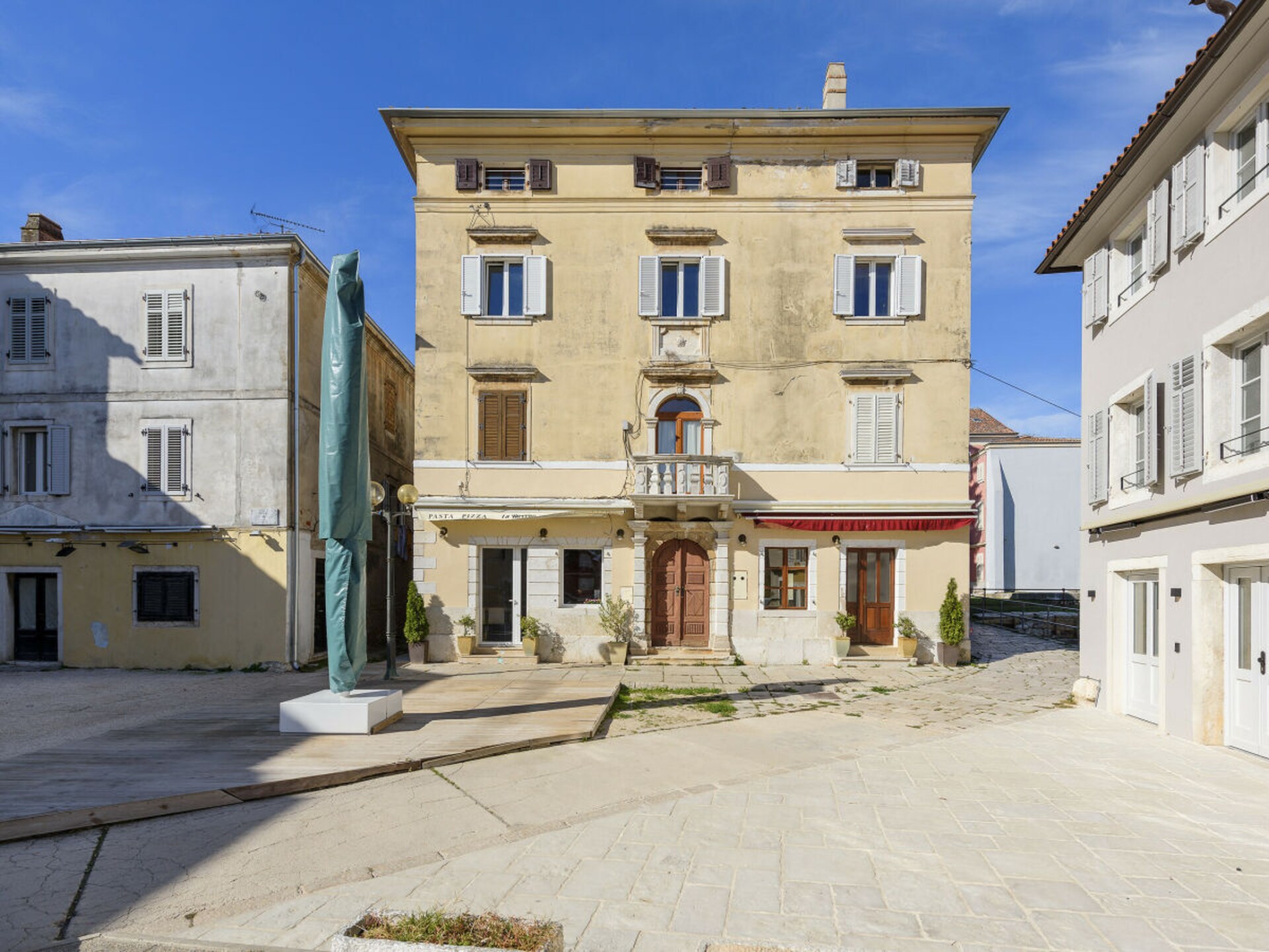 Urban Loft Marafor: Modern zolderappartement aan historisch plein in Poreč - foto 1