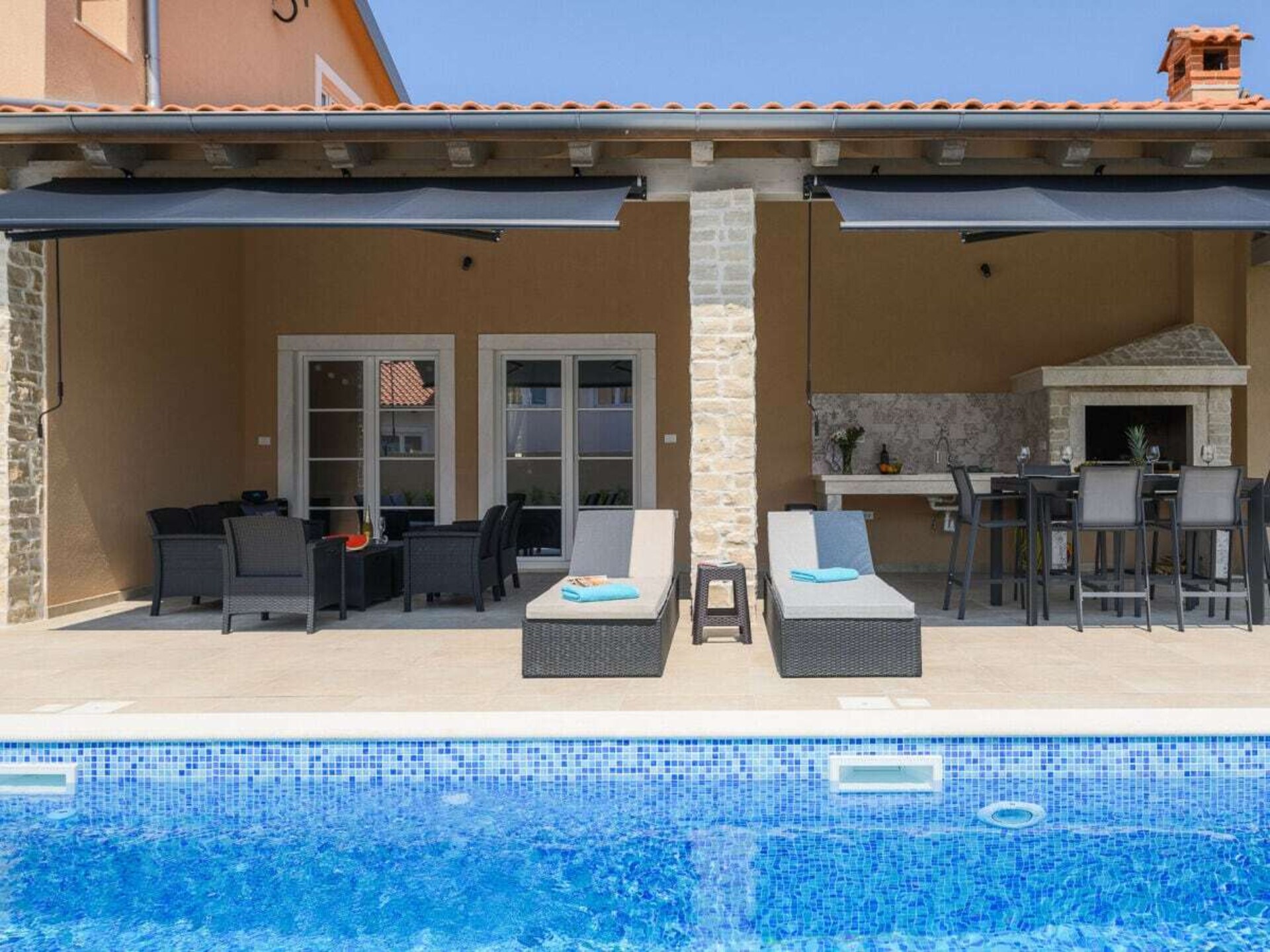 Luxe villa met privézwembad en grote tuin op 3 km van het centrum - foto 3