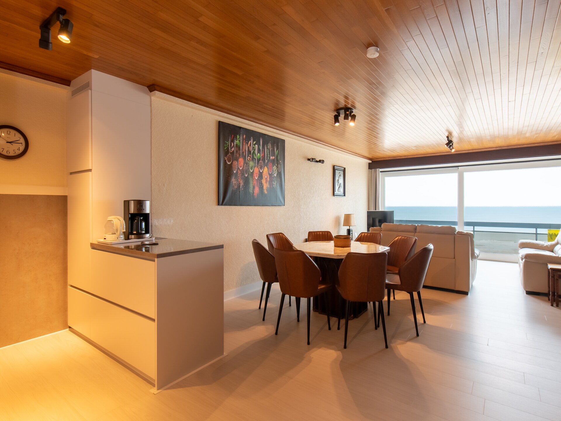 Ruim appartement aan de zeedijk met zicht op casino en strand - foto 10
