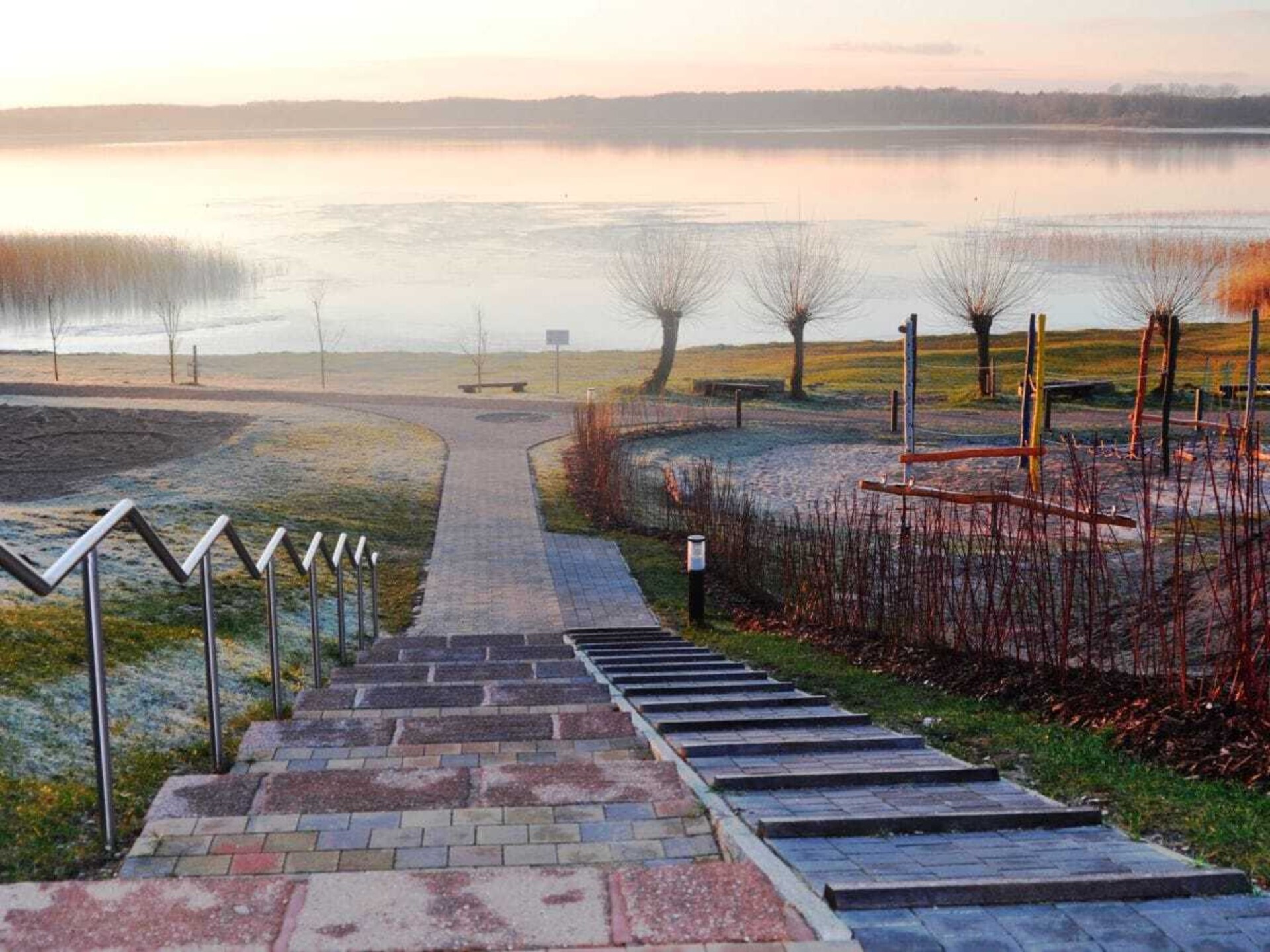 Romantisch appartement aan de Plauer See met open haard en balkon - foto 18