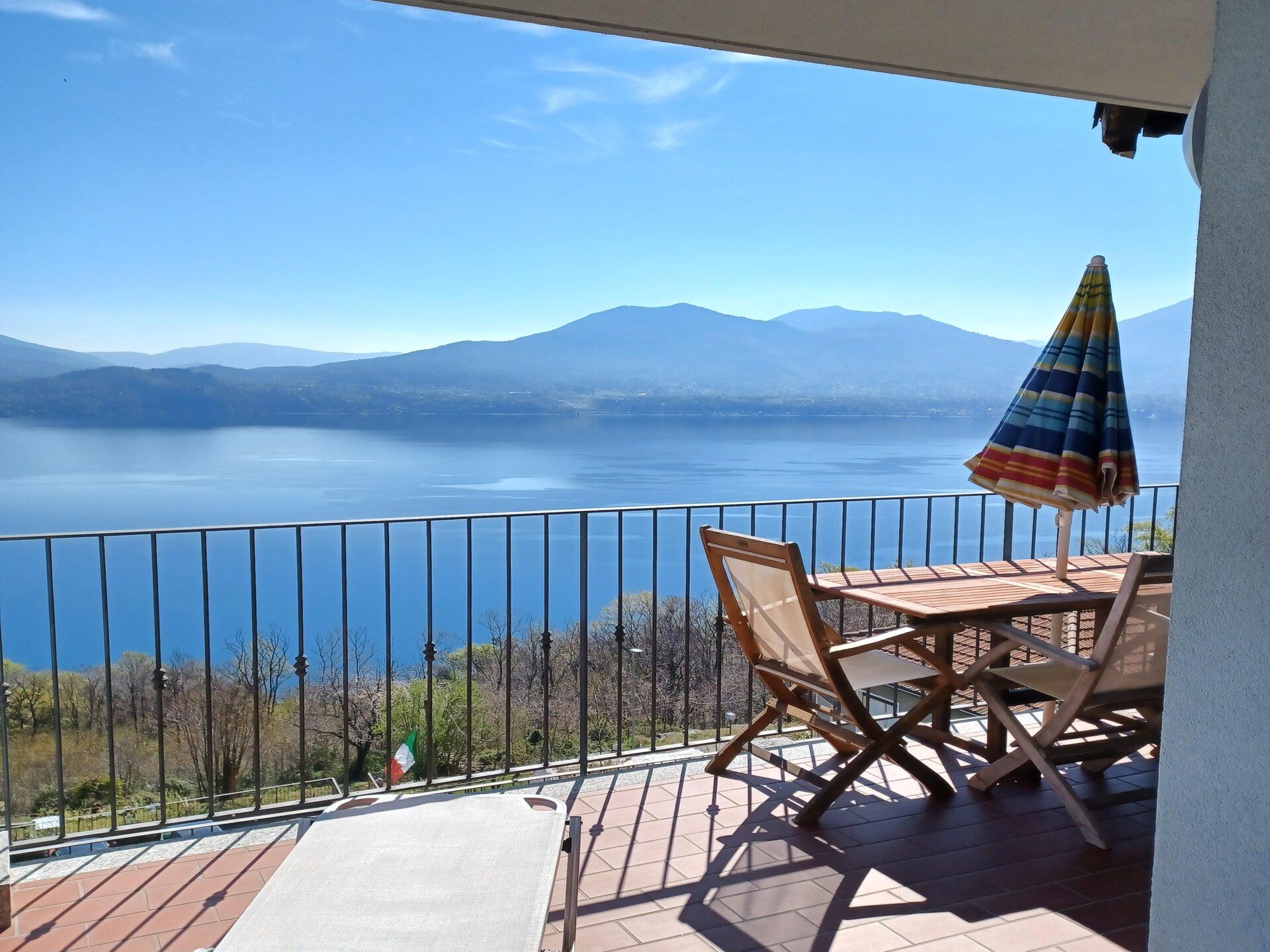 Panoramisch appartement met zwembad en uitzicht op het Lago Maggiore - foto 9