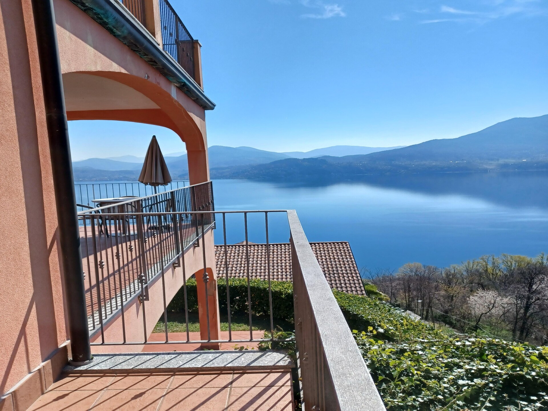 Panoramisch appartement met zwembad en uitzicht op het Lago Maggiore - foto 1